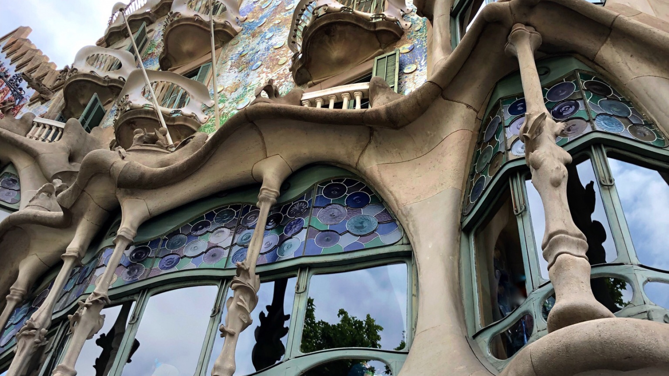 Обои Барселона, Отель Casa Batll, легковые автомобили, архитектура, фасад в разрешении 1366x768