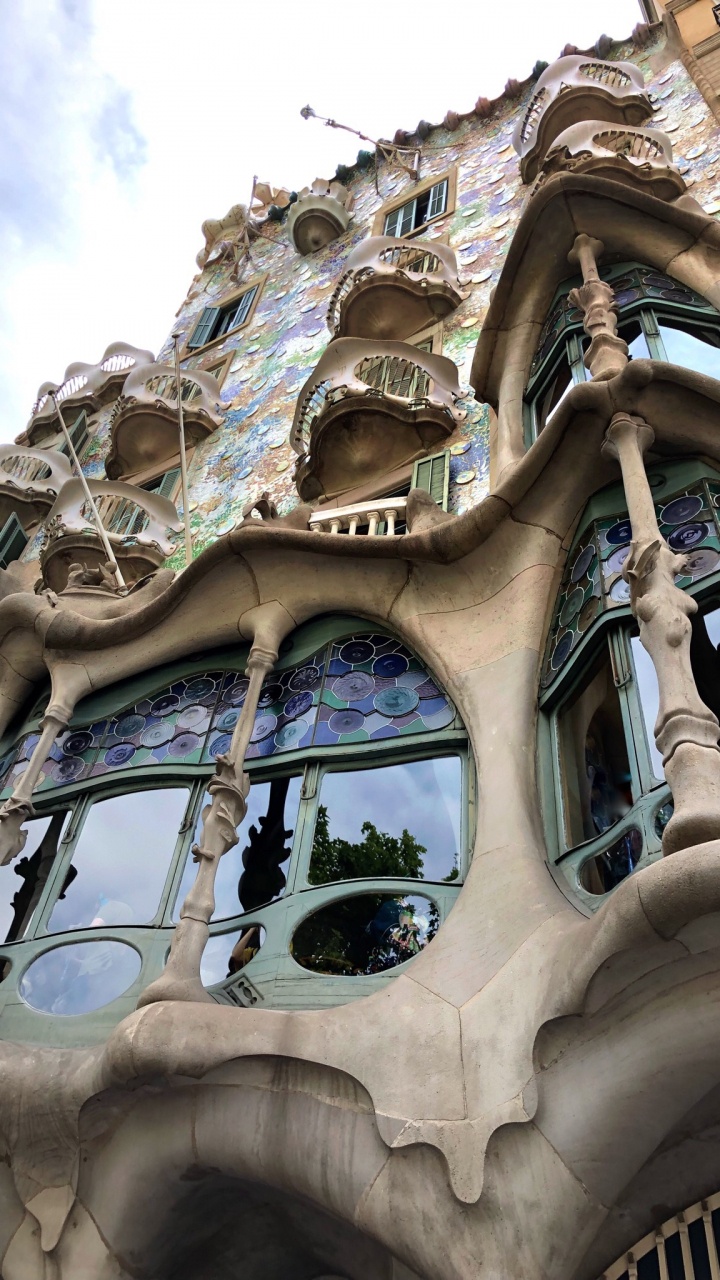 Обои Барселона, Отель Casa Batll, легковые автомобили, архитектура, фасад в разрешении 720x1280