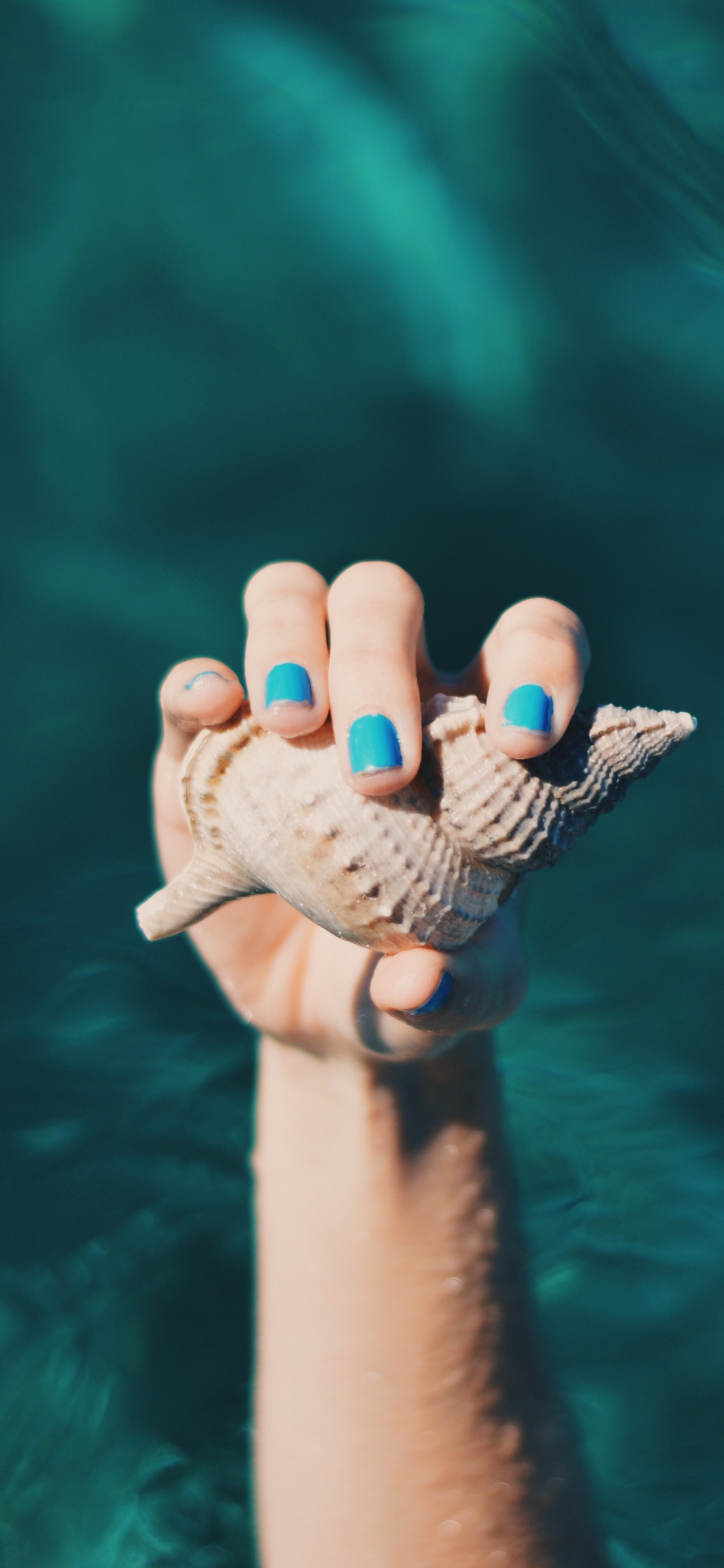 Обои синий, палец, бирюза, ноготь, рука в разрешении 1125x2436