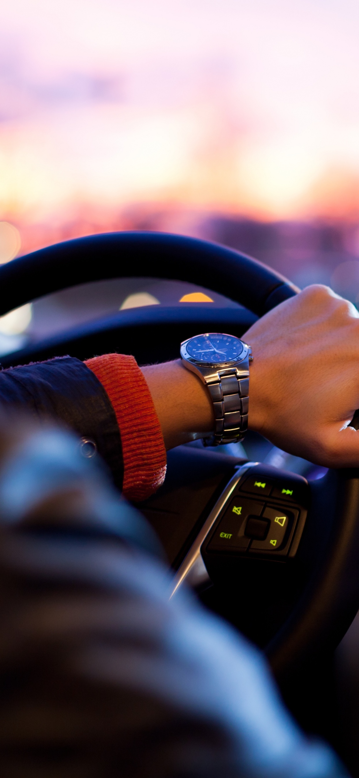 Обои авто, вождение, рулевое колесо, рулевой часть, рука в разрешении 1242x2688