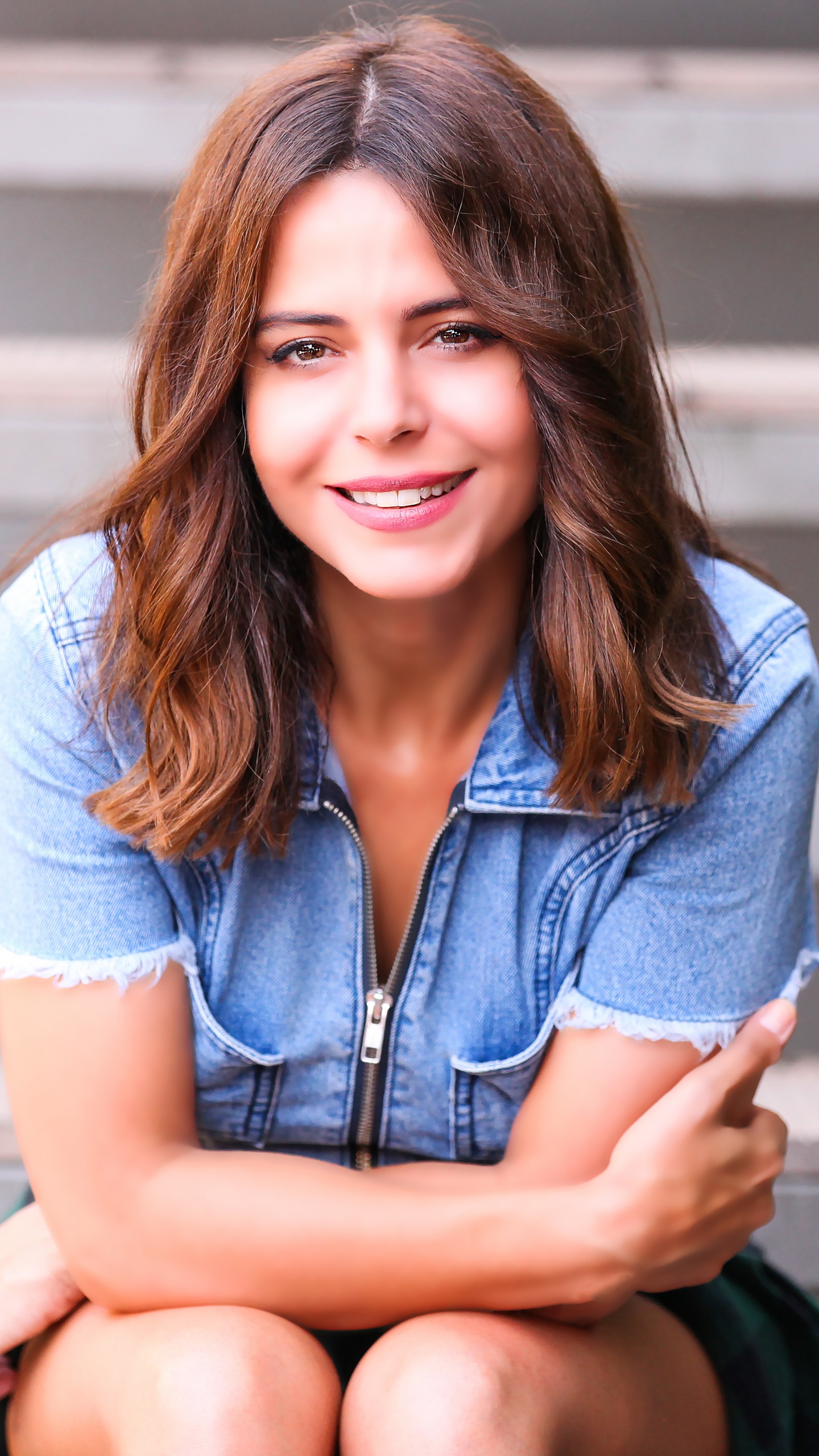 Обои Симге, волосы, сидящий, красота, джинсовая ткань в разрешении 1440x2560