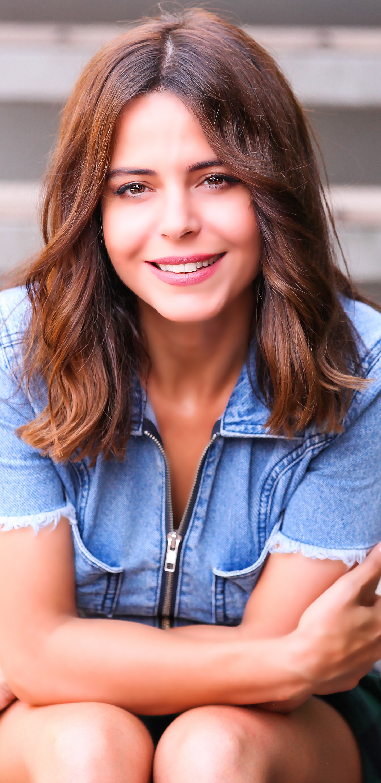 Обои Симге, волосы, сидящий, красота, джинсовая ткань в разрешении 1440x2960