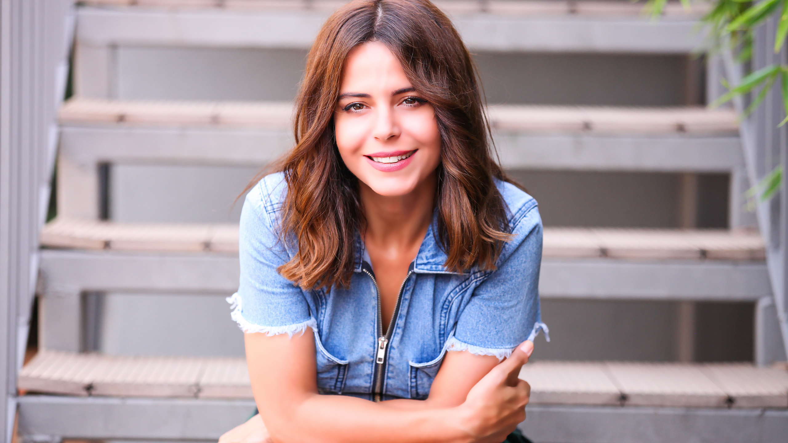 Обои Симге, волосы, сидящий, красота, джинсовая ткань в разрешении 2560x1440