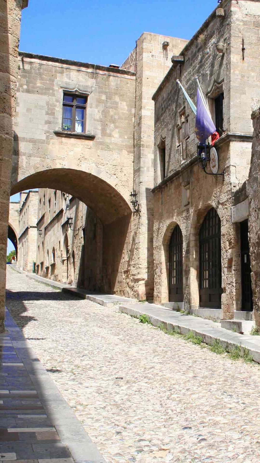 Обои арка, городок, улица, средневековая архитектура, аллея в разрешении 1080x1920