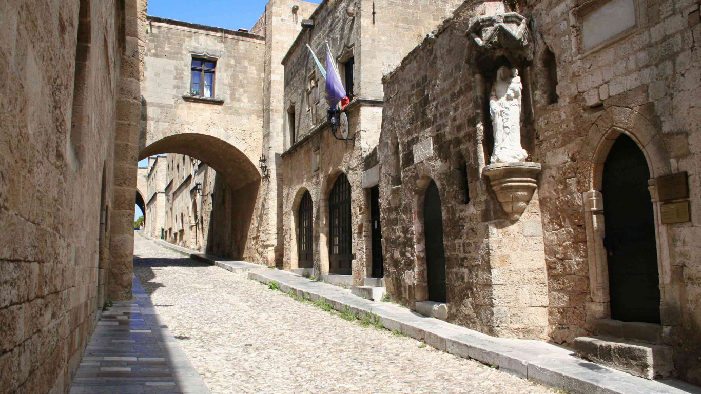 Обои арка, городок, улица, средневековая архитектура, аллея в разрешении 1366x768