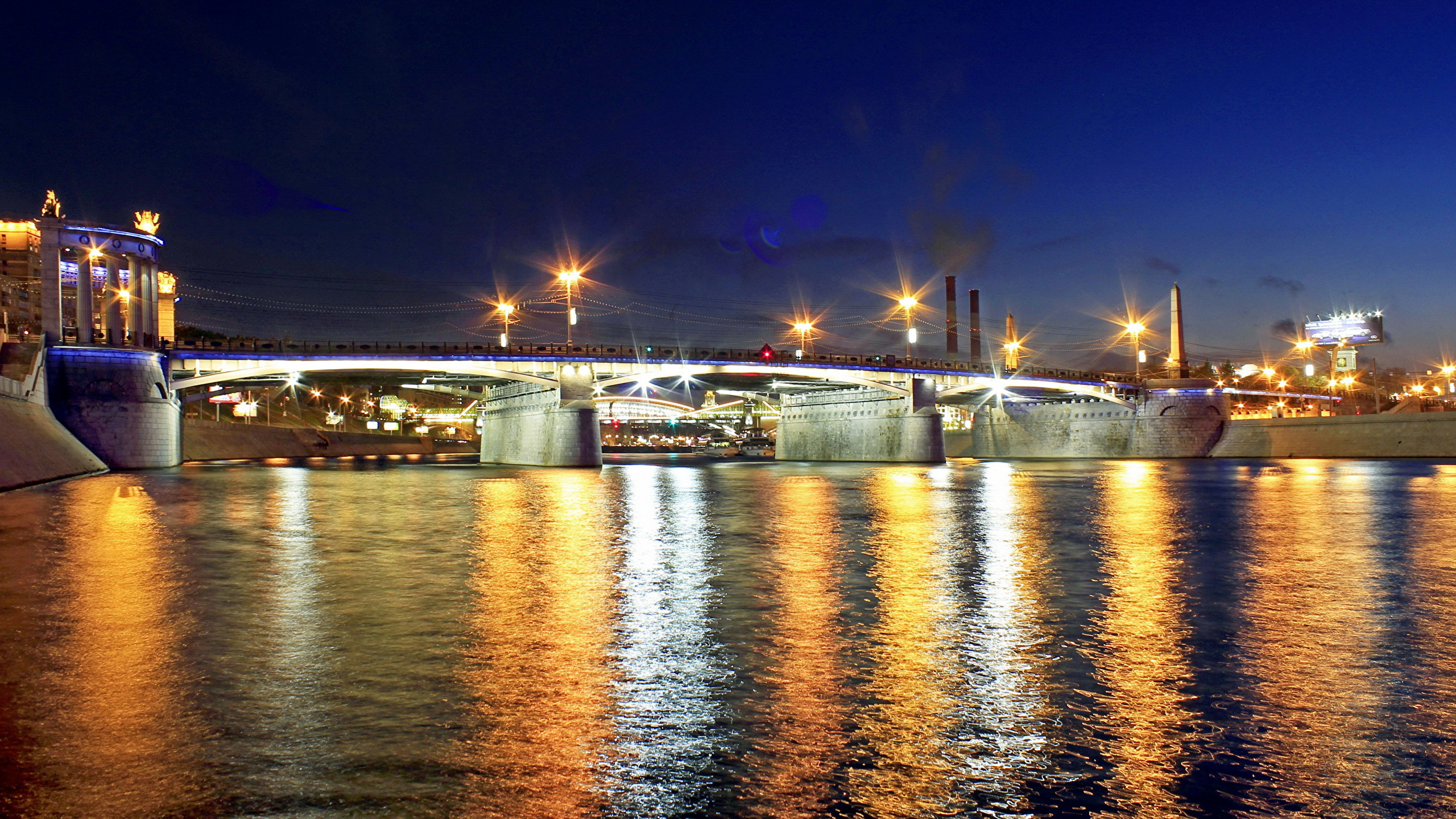 Обои отражение, ночь, город, реки, вода в разрешении 2560x1440