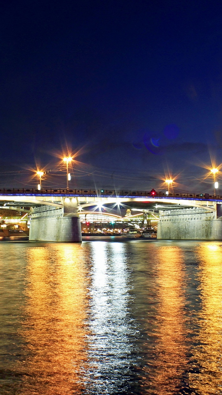 Обои отражение, ночь, город, реки, вода в разрешении 720x1280