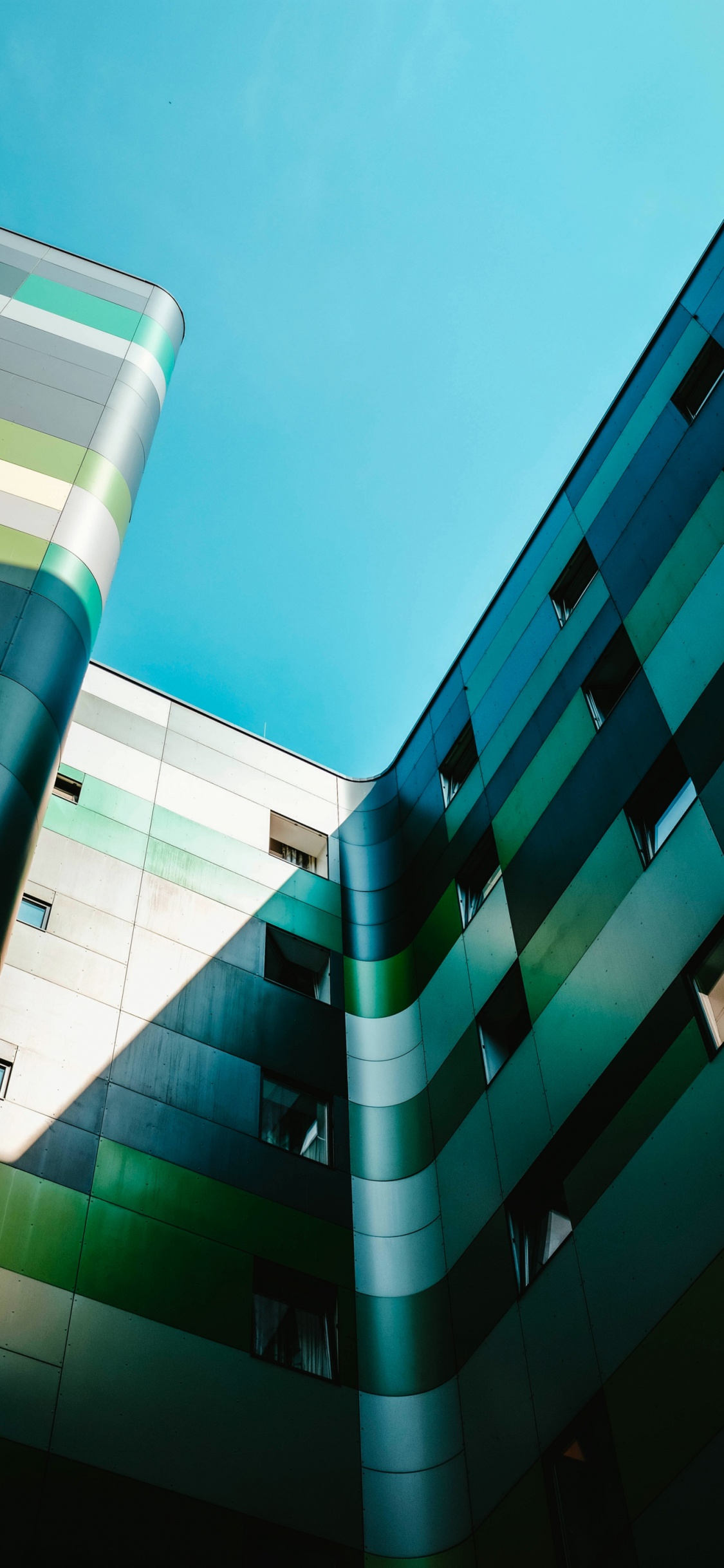 Обои архитектура, дневное время, свет, зеленый, лазурный в разрешении 1125x2436