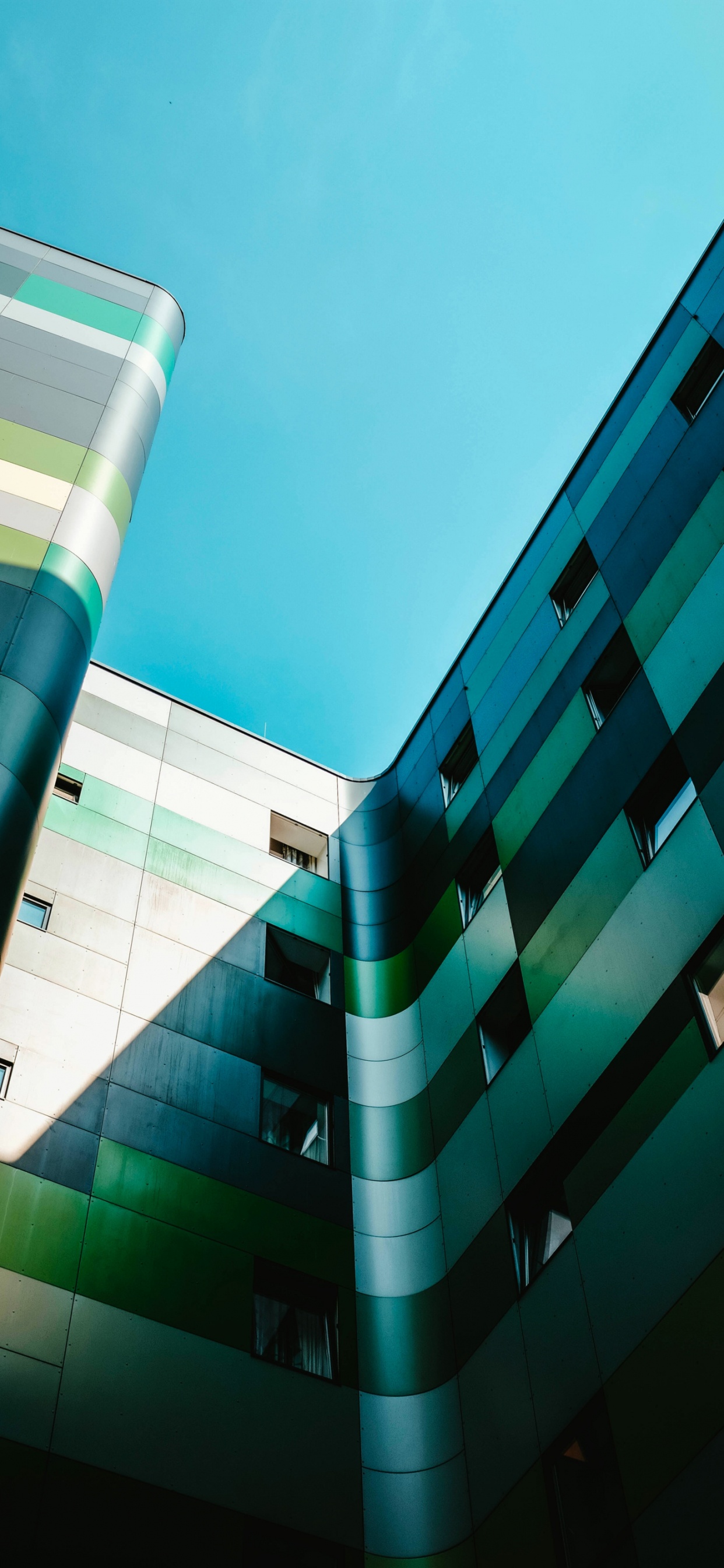 Обои архитектура, дневное время, свет, зеленый, лазурный в разрешении 1242x2688