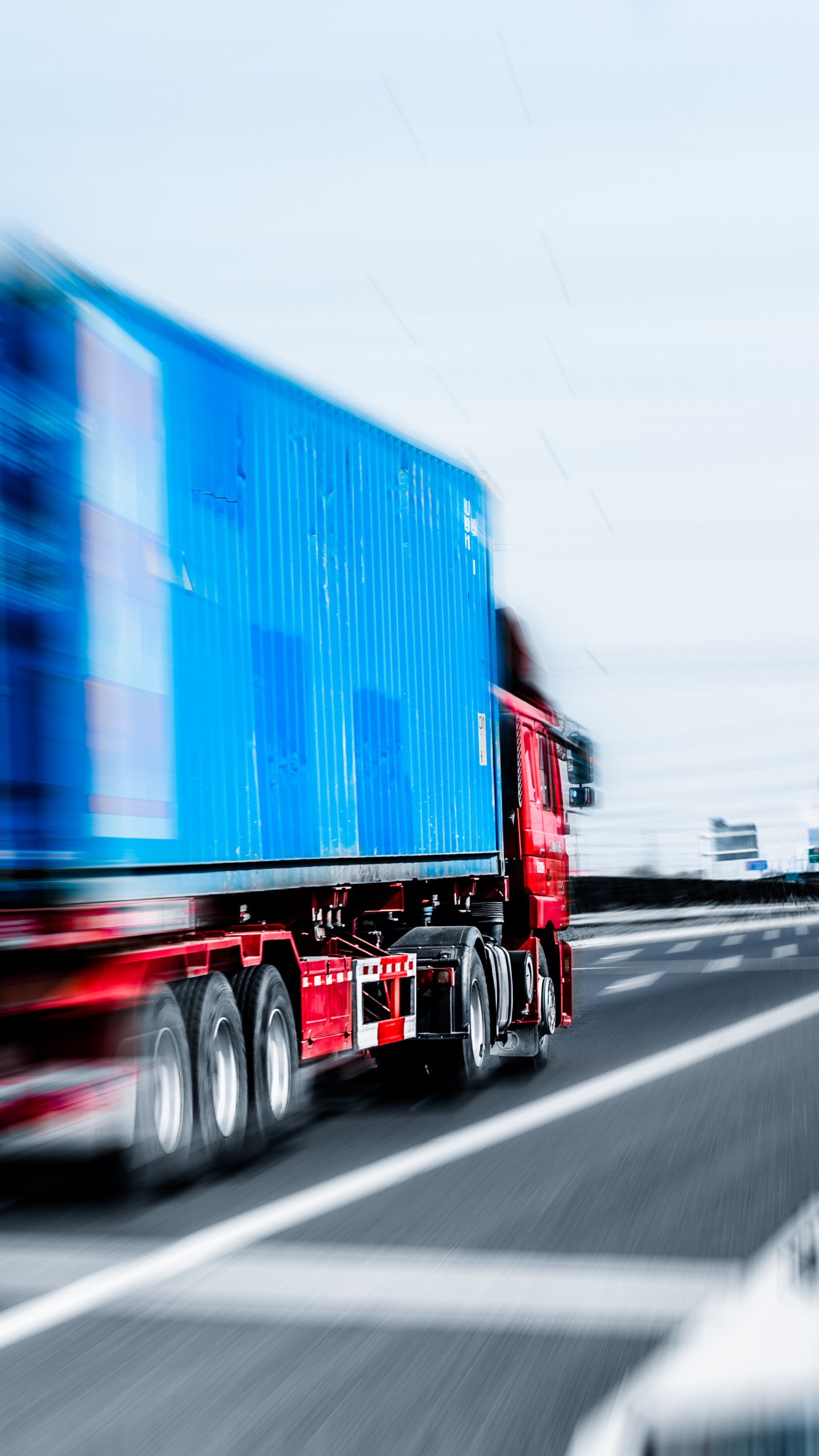 Обои авто, грузовик, транспорт, грузовые перевозки, магистраль в разрешении 1440x2560