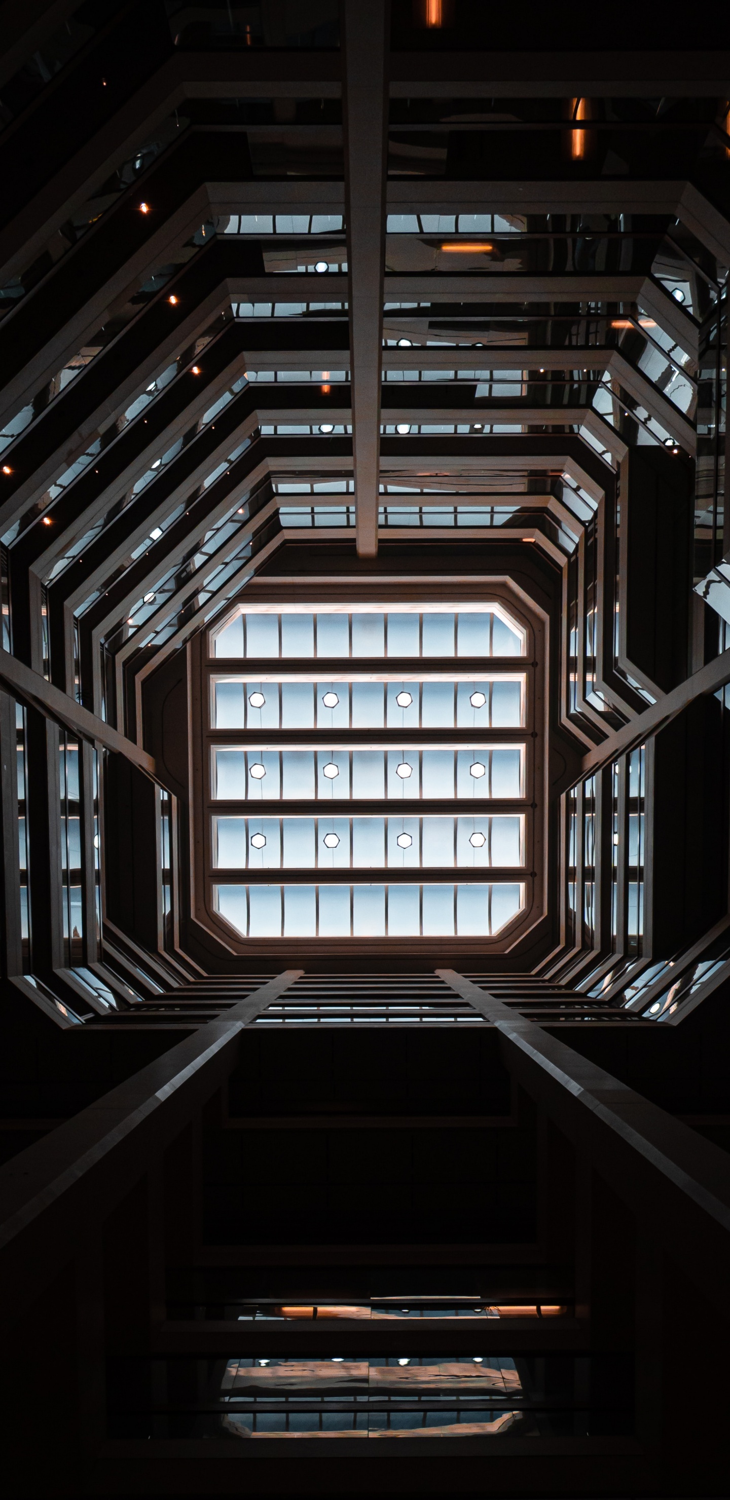 Обои темнота, ночь, свет, симметрия, лестница в разрешении 1440x2960