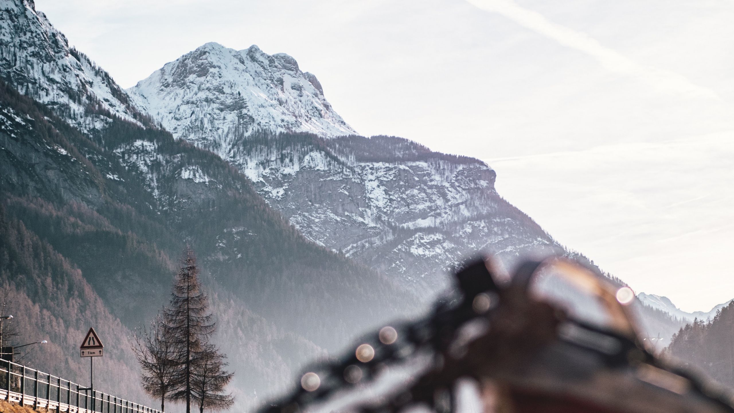 Обои гора, вода, горный рельеф, природный ландшафт, снег в разрешении 2560x1440