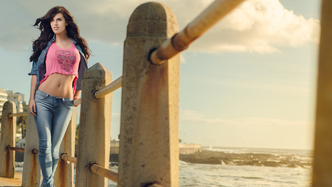 Обои джинсы, море, пляж, брюки, шорты в разрешении 1280x720