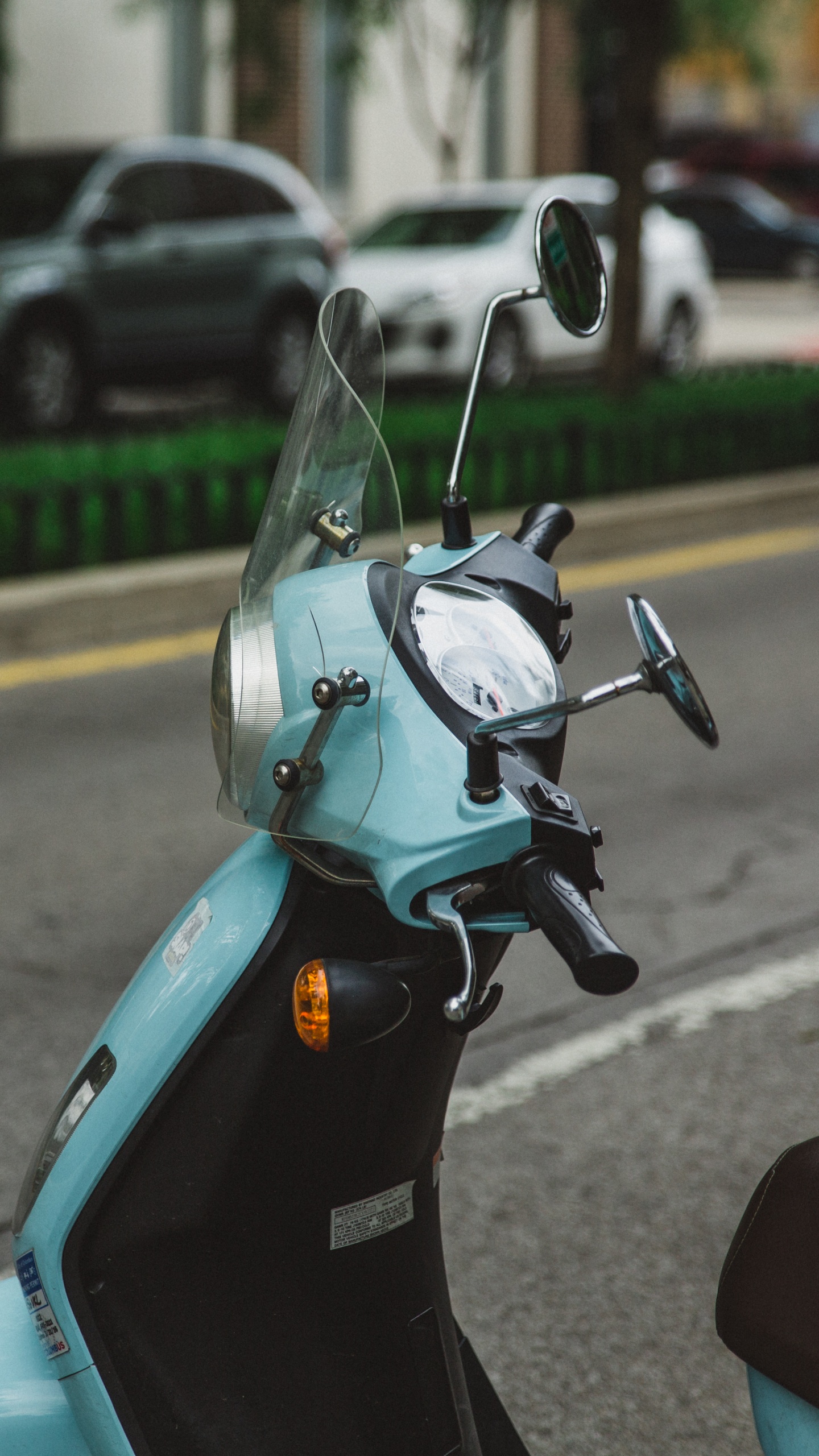 Обои Скутер, мотоцикл, шлем, дорога, Веспа в разрешении 1440x2560