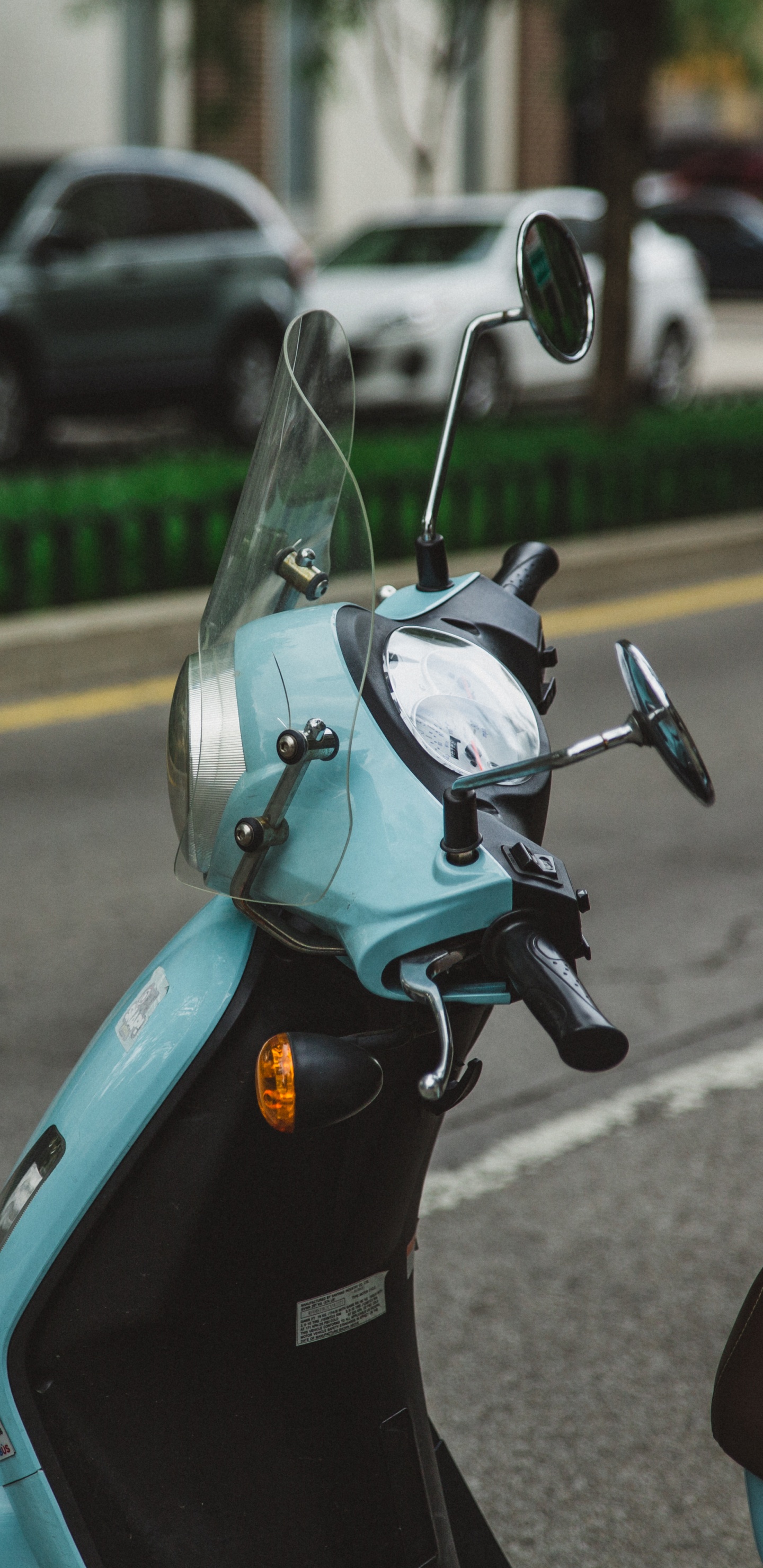 Обои Скутер, мотоцикл, шлем, дорога, Веспа в разрешении 1440x2960