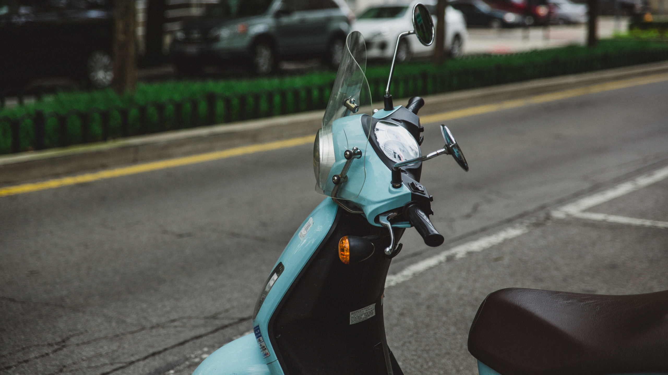 Обои Скутер, мотоцикл, шлем, дорога, Веспа в разрешении 2560x1440