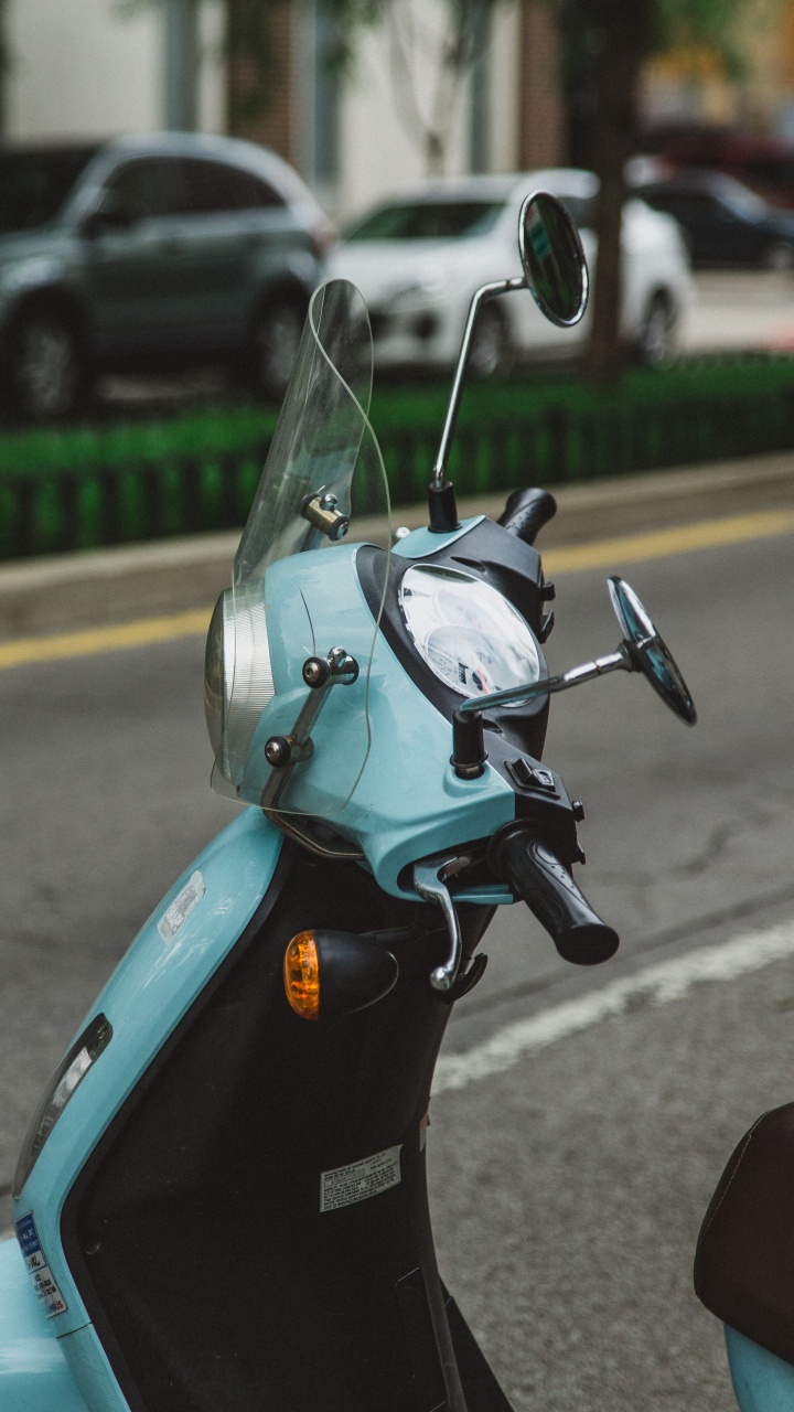 Обои Скутер, мотоцикл, шлем, дорога, Веспа в разрешении 720x1280