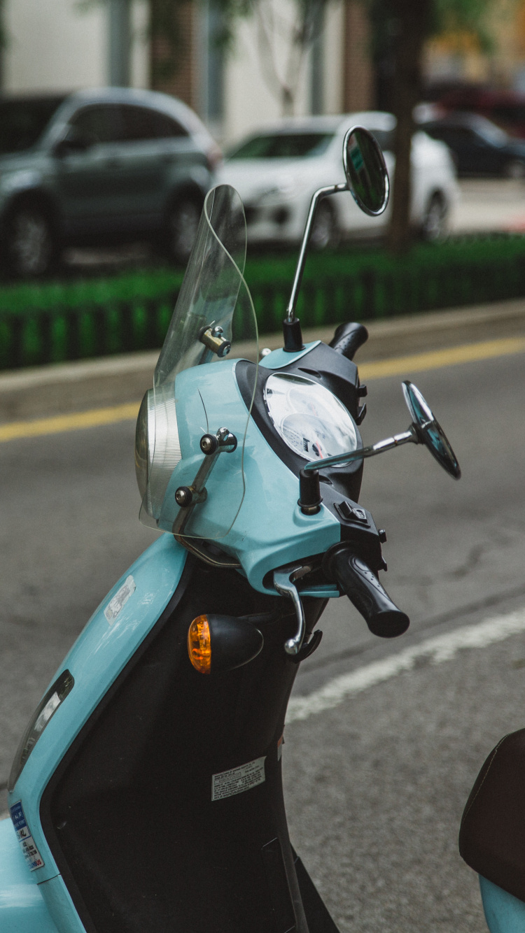 Обои Скутер, мотоцикл, шлем, дорога, Веспа в разрешении 750x1334