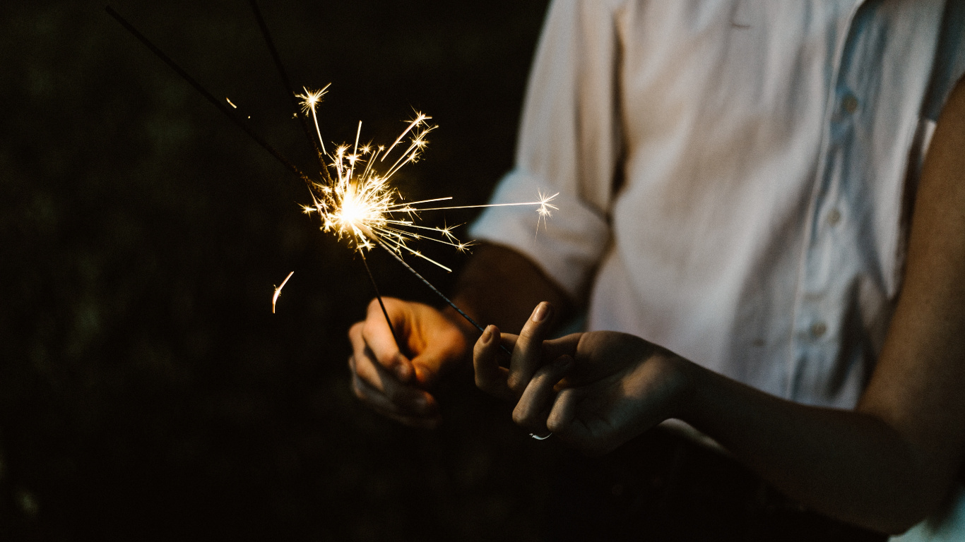Обои канун Нового года, Новый год, бенгальский огонь, салют, дивали в разрешении 1366x768
