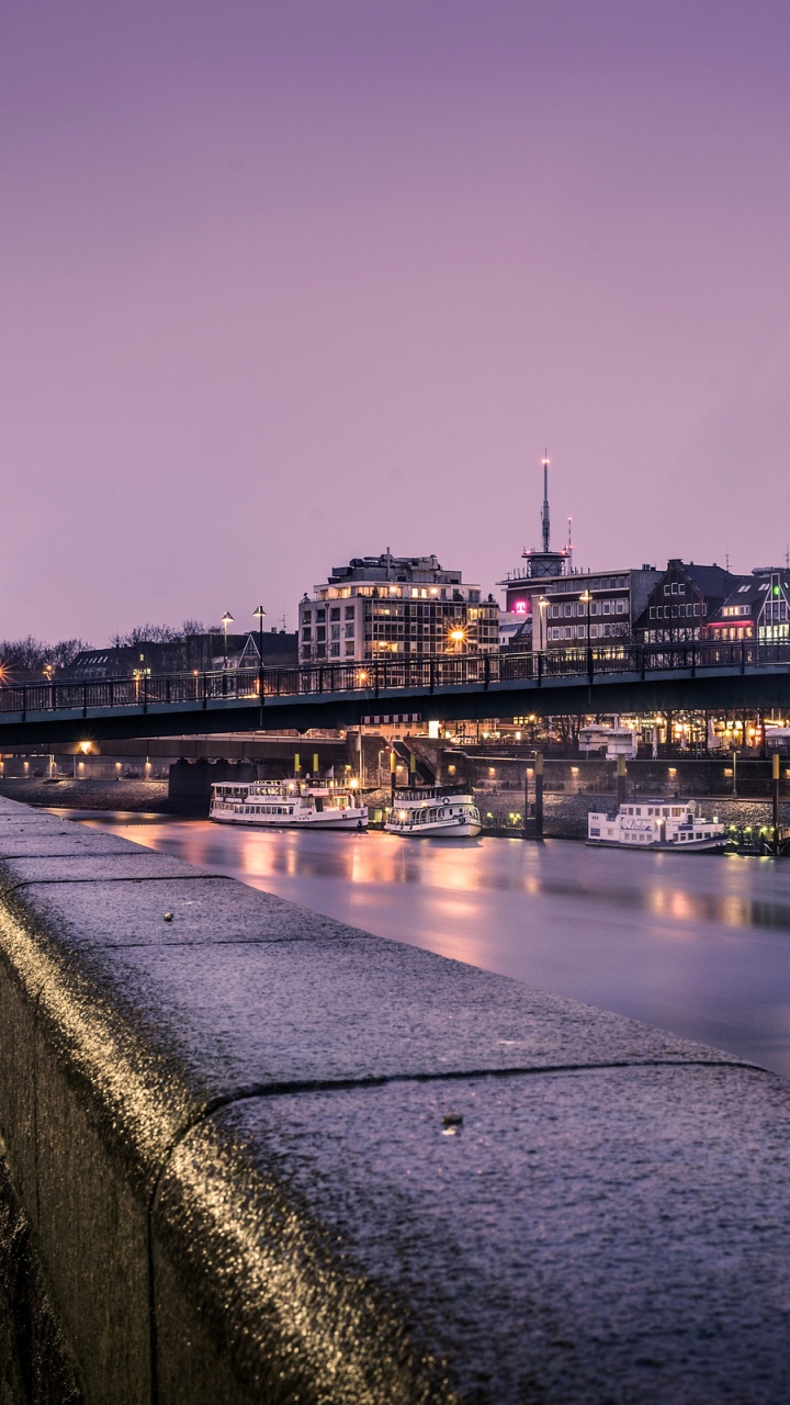 Обои ночь, вода, реки, город, ориентир в разрешении 720x1280