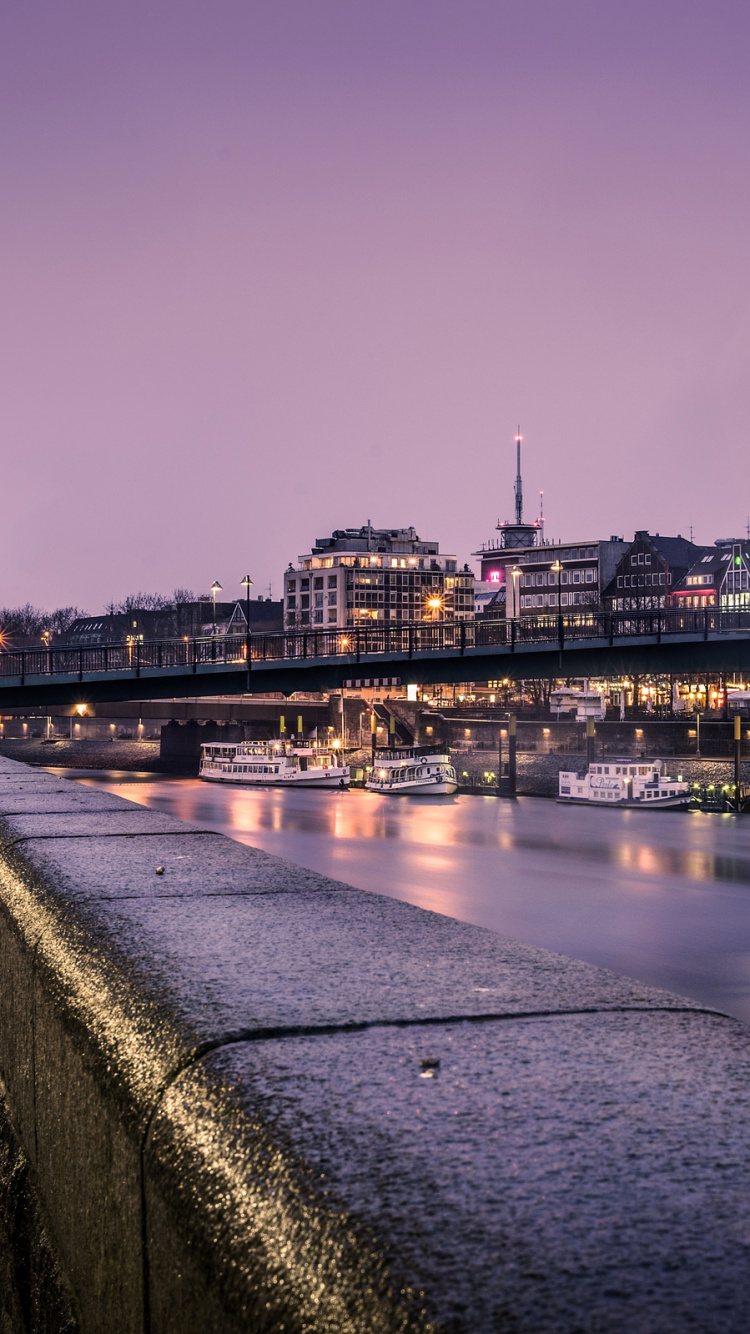 Обои ночь, вода, реки, город, ориентир в разрешении 750x1334