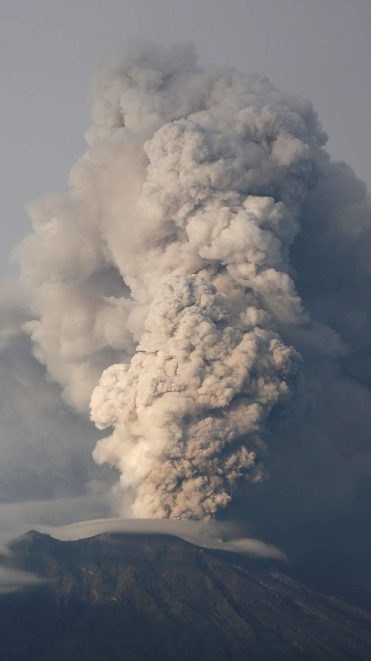 Обои Гора Агунг, вулкан, типы вулканических извержений, вулканического рельефа, облако в разрешении 750x1334