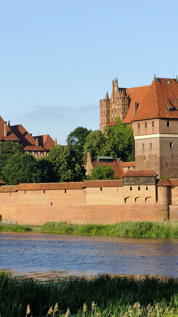 Обои Замок Мальборк, замок, фортификация, водный путь, средневековая архитектура в разрешении 750x1334