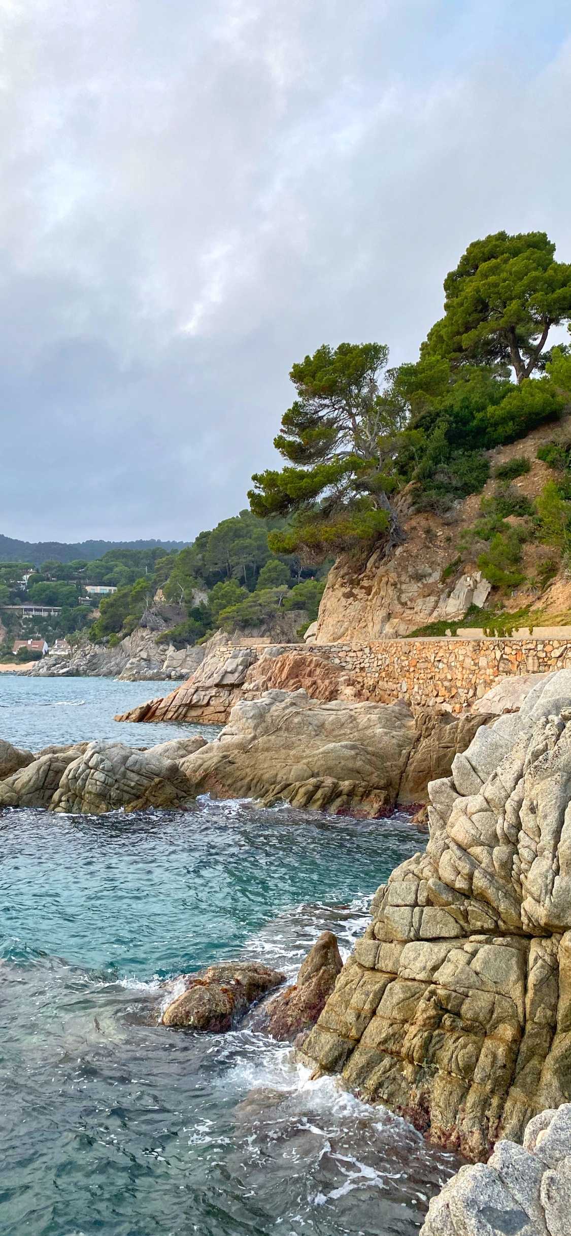 Обои побережье, водоем, гидроресурсы, рок, мыс в разрешении 1125x2436