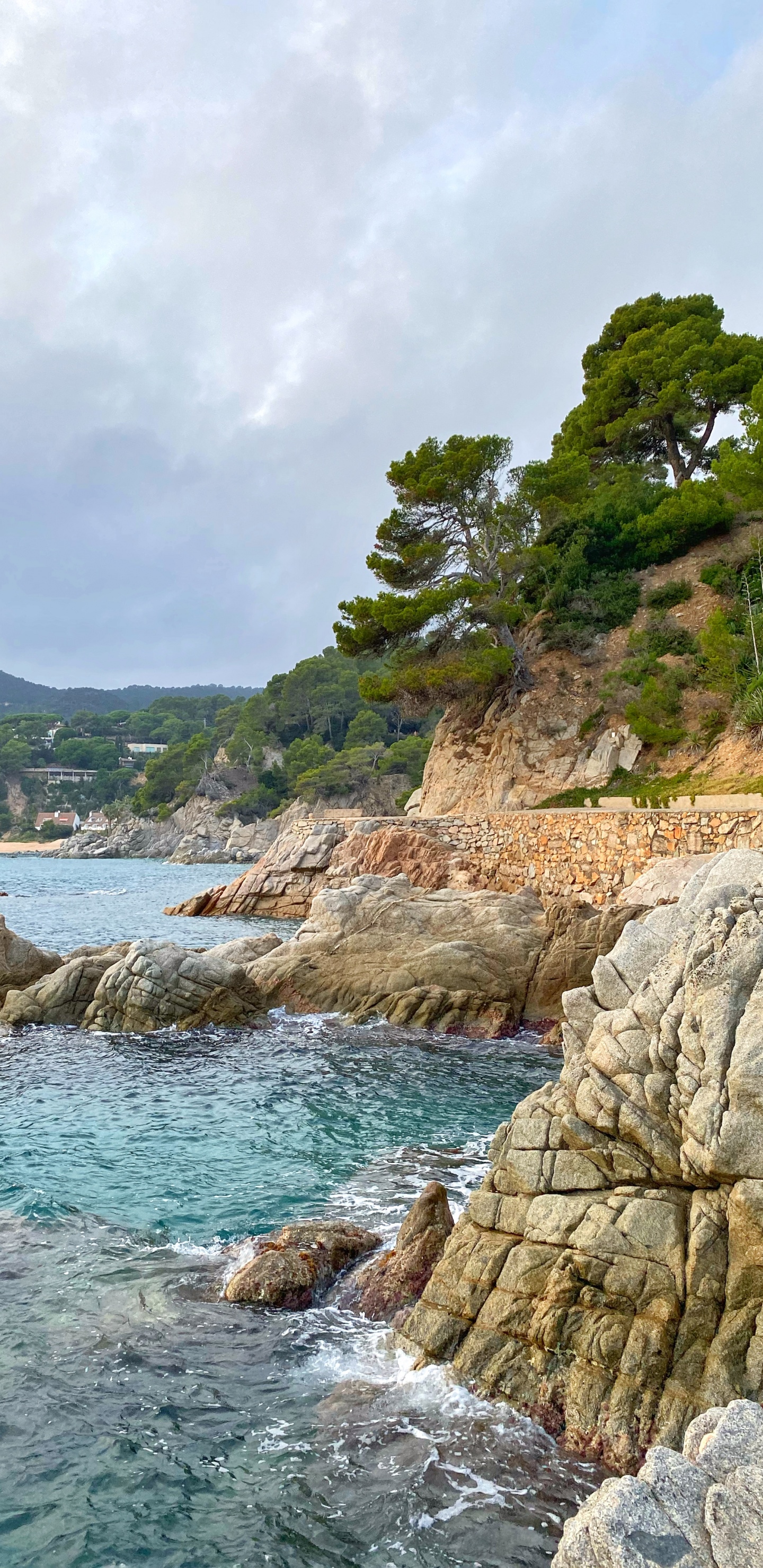 Обои побережье, водоем, гидроресурсы, рок, мыс в разрешении 1440x2960