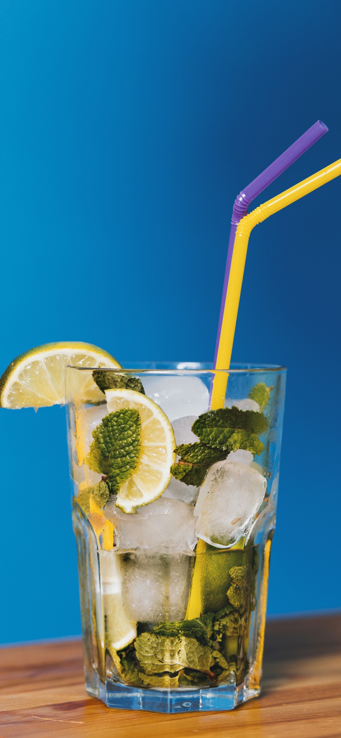 Обои мохито, коктейль гарнируют, напиток, соломинка, лимонад в разрешении 1125x2436