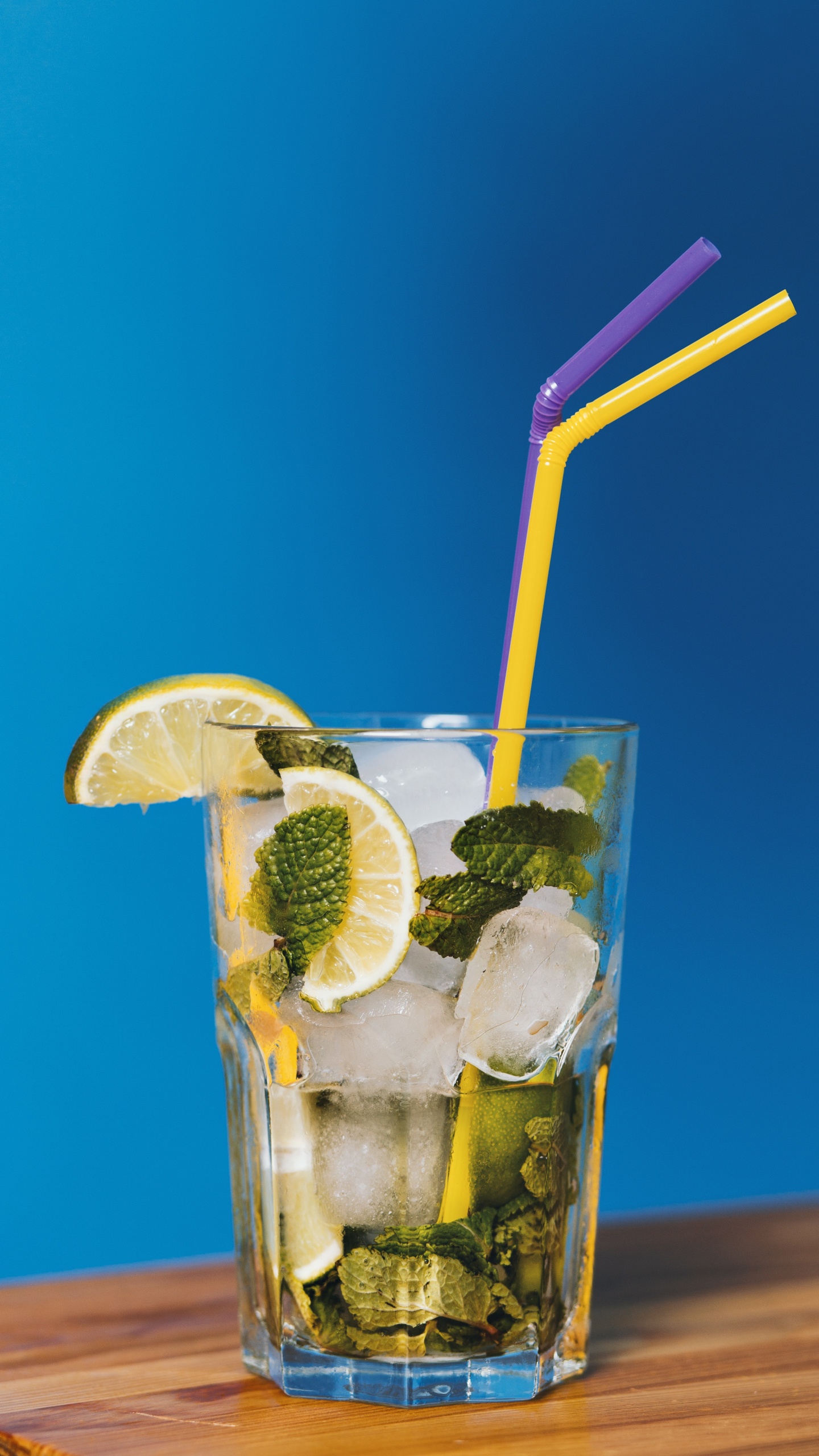 Обои мохито, коктейль гарнируют, напиток, соломинка, лимонад в разрешении 1440x2560