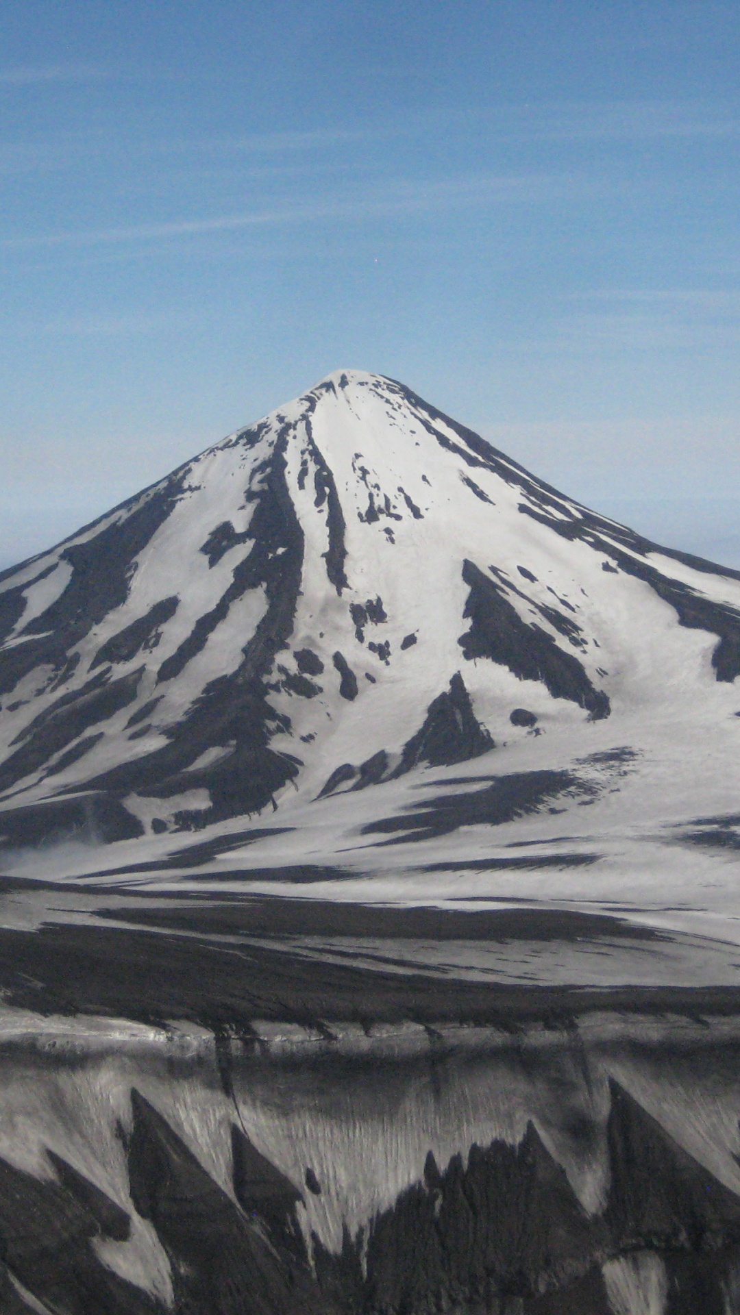 Обои стратовулкан, лава, гора, горный хребет, потухший вулкан в разрешении 1080x1920