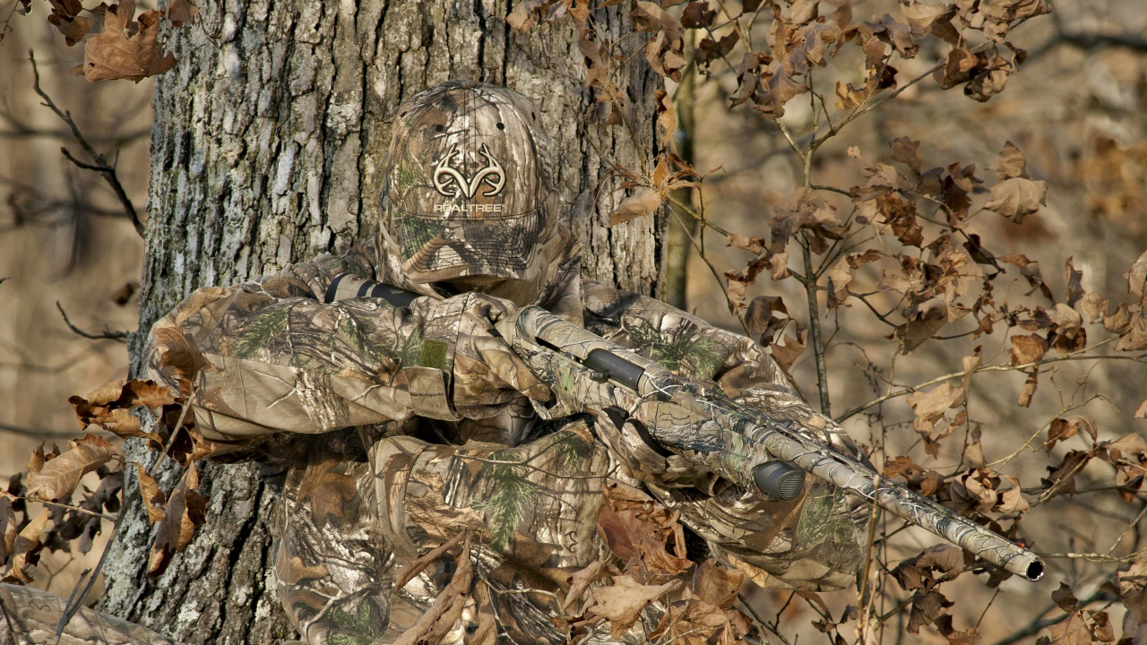 Обои камуфляж, дерево, одежда для охоты, охота, Охота слепой в разрешении 1280x720
