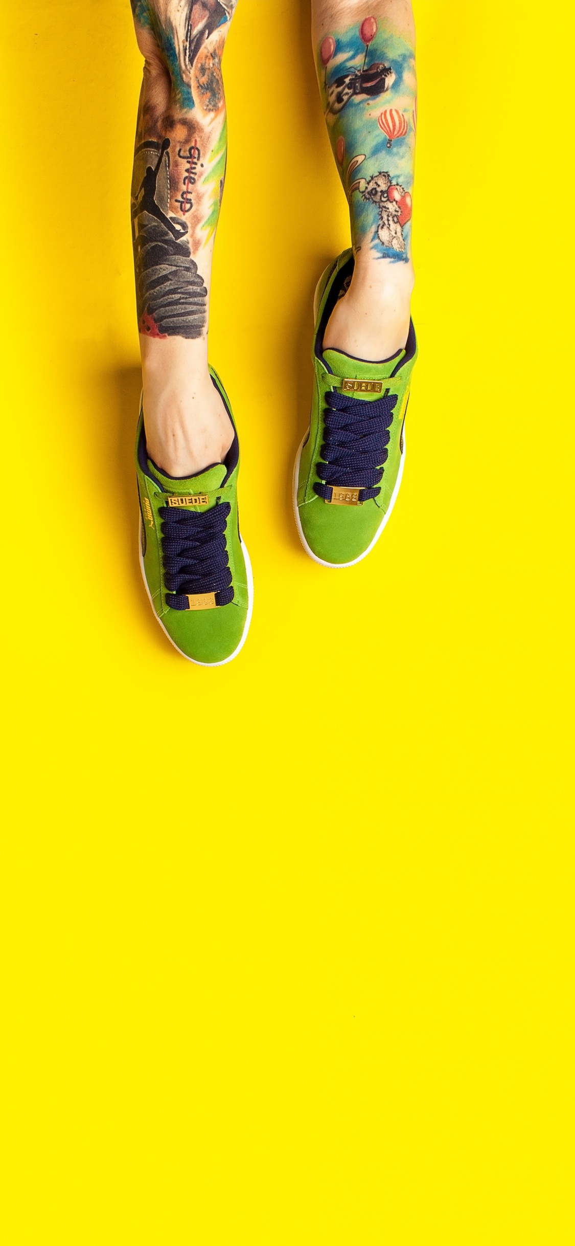 Обои башмак, кеды, обувь, зеленый, желтый в разрешении 1125x2436