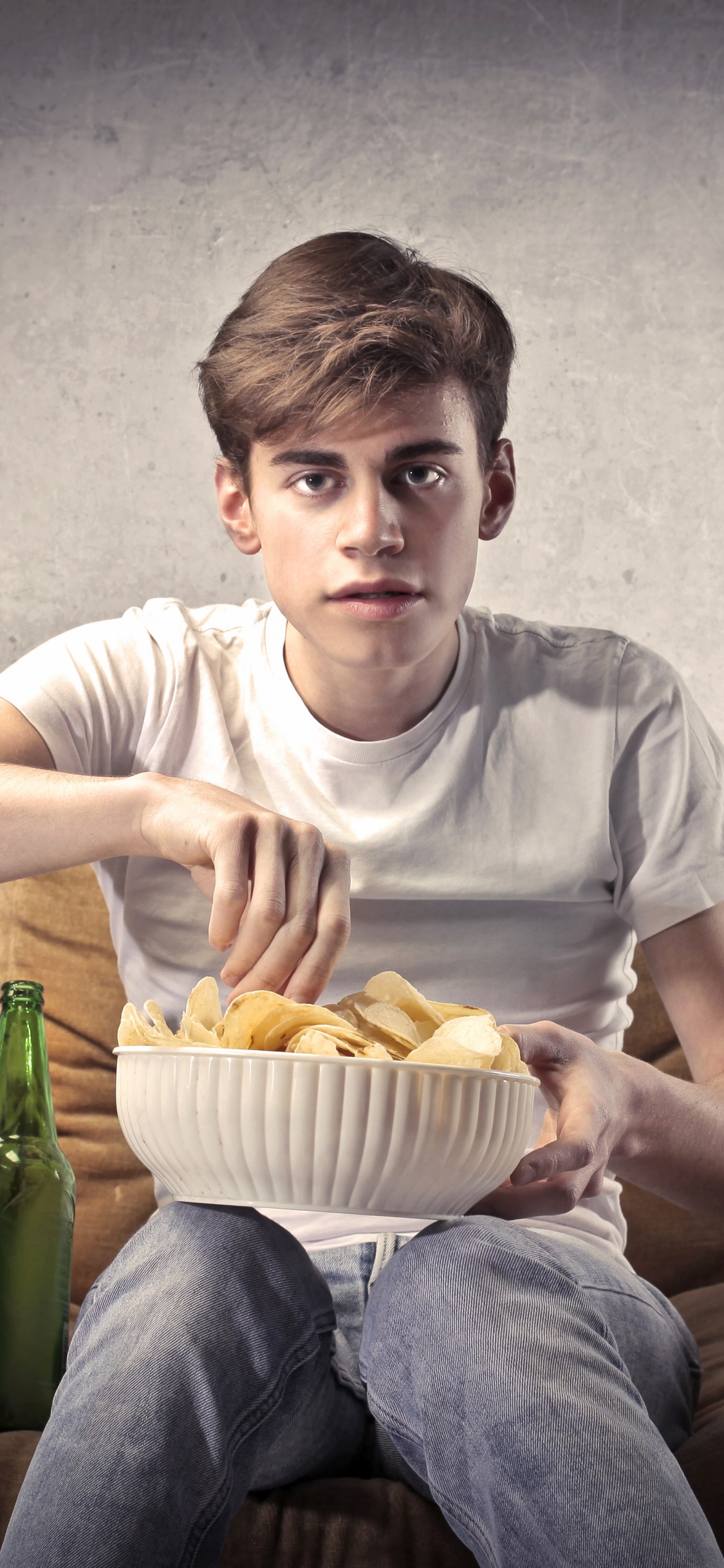 Обои сидящий, еда, пища, заболевание, пиво в разрешении 1125x2436