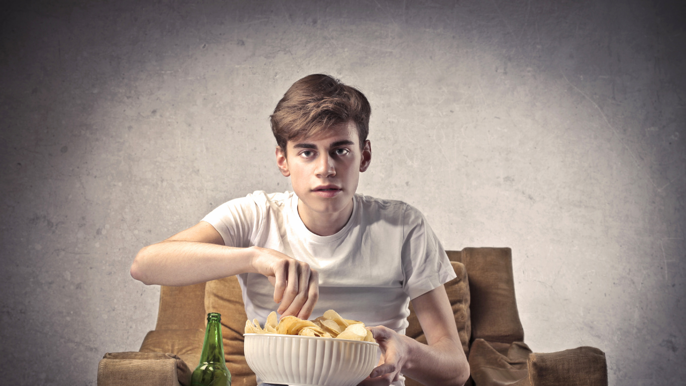 Обои сидящий, еда, пища, заболевание, пиво в разрешении 1366x768