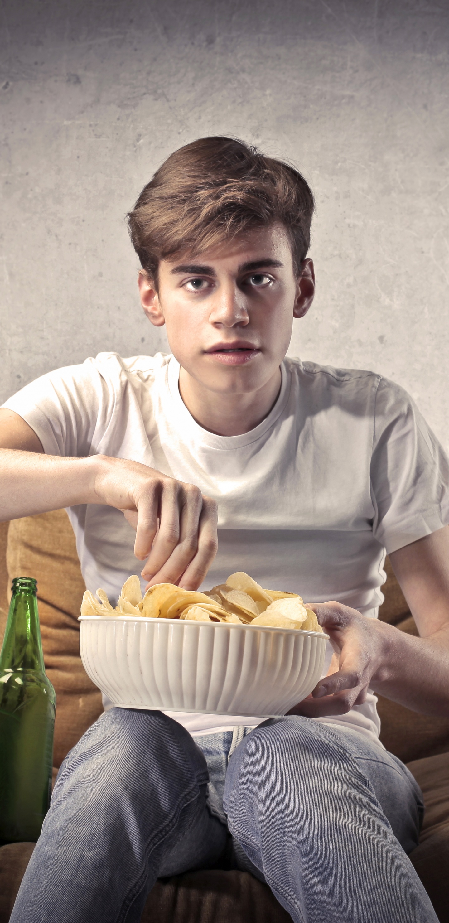 Обои сидящий, еда, пища, заболевание, пиво в разрешении 1440x2960