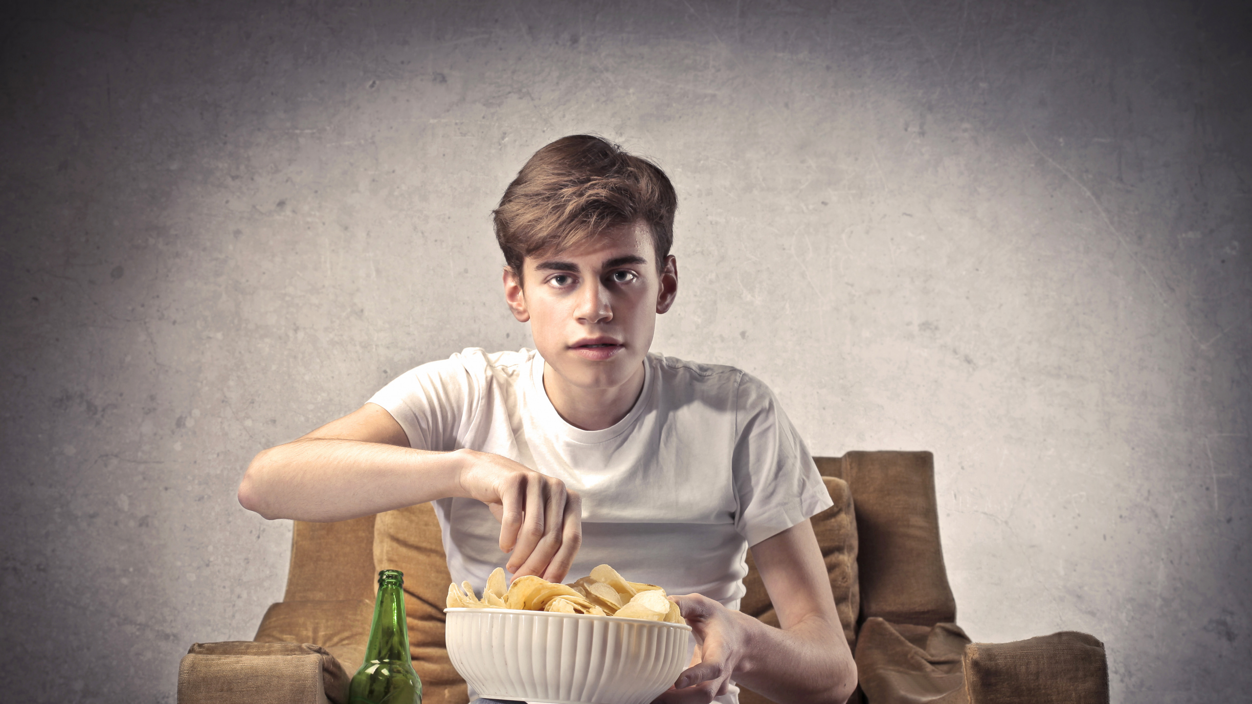 Обои сидящий, еда, пища, заболевание, пиво в разрешении 2560x1440