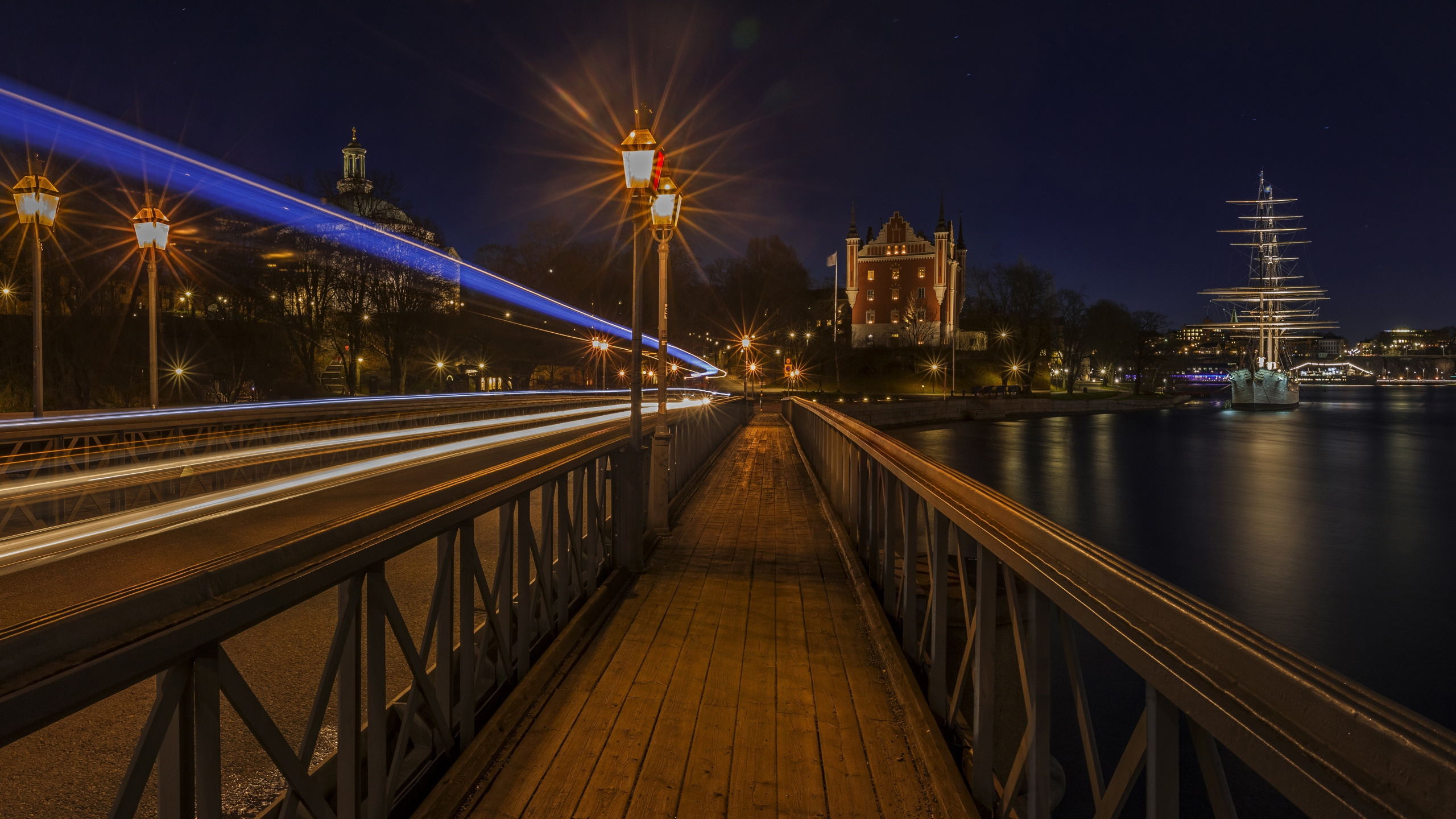 Обои отражение, вода, свет, здание, инфраструктура в разрешении 2560x1440