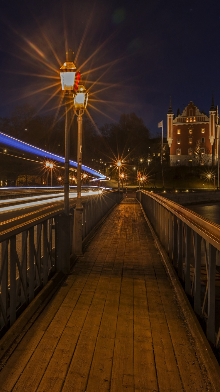 Обои отражение, вода, свет, здание, инфраструктура в разрешении 750x1334