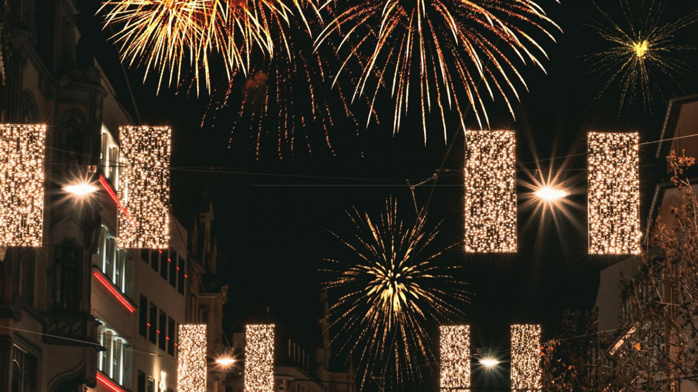 Обои салют, пиротехника, свет, природа, инфраструктура в разрешении 1366x768