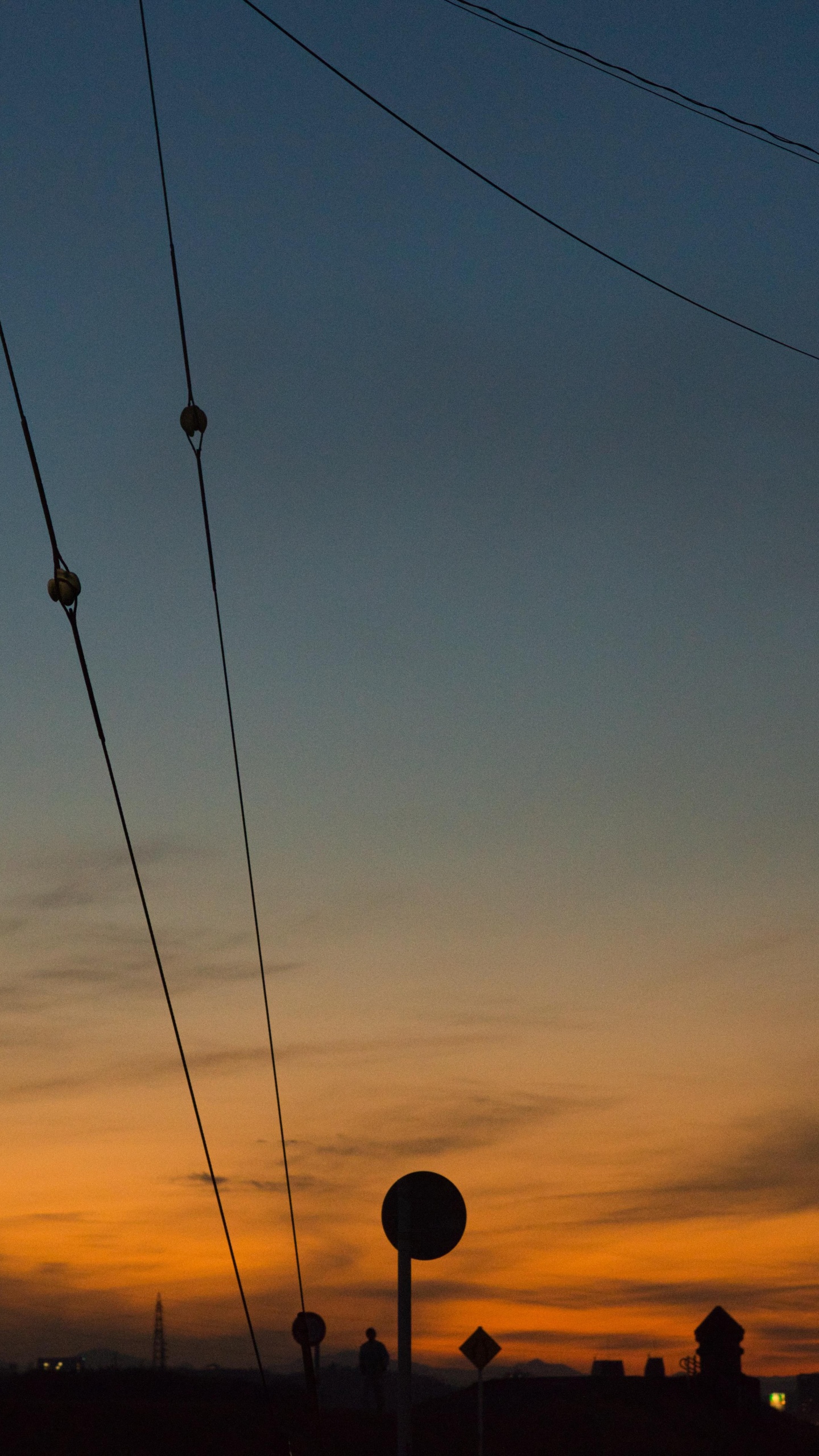 Обои облако, атмосфера, дневное время, инфраструктура, послесвечение в разрешении 1440x2560