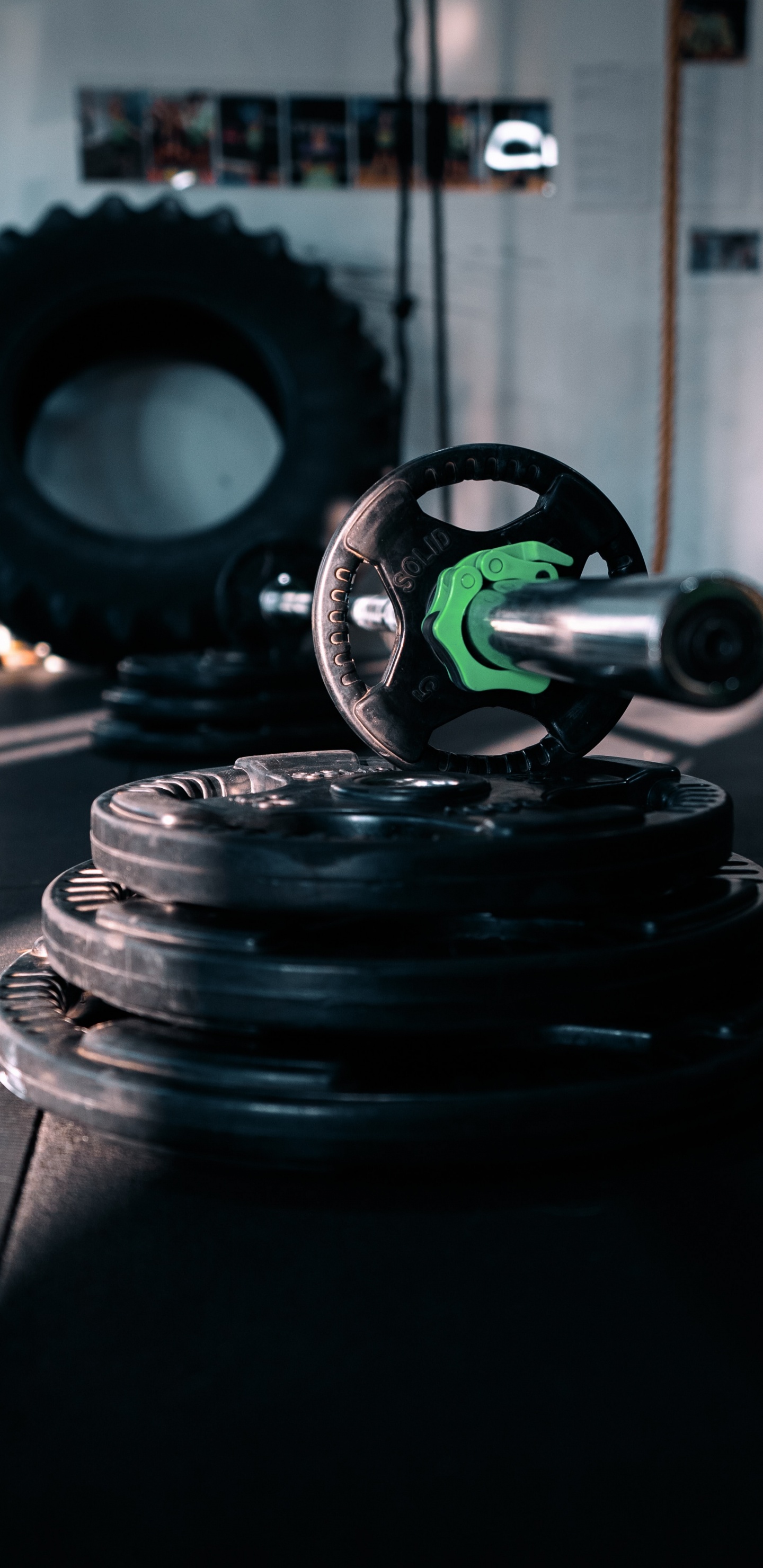 Обои фитнесс центр, силовые тренировки, упражнение, Кроссфит, штанга в разрешении 1440x2960