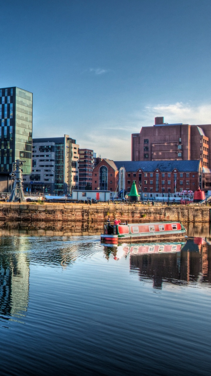 Обои отражение, город, вода, ориентир, водный путь в разрешении 720x1280