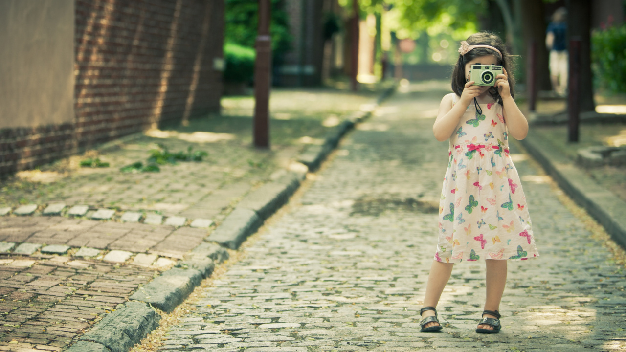 Обои дерево, солнечный свет, девушка, дорога, одежда в разрешении 1280x720