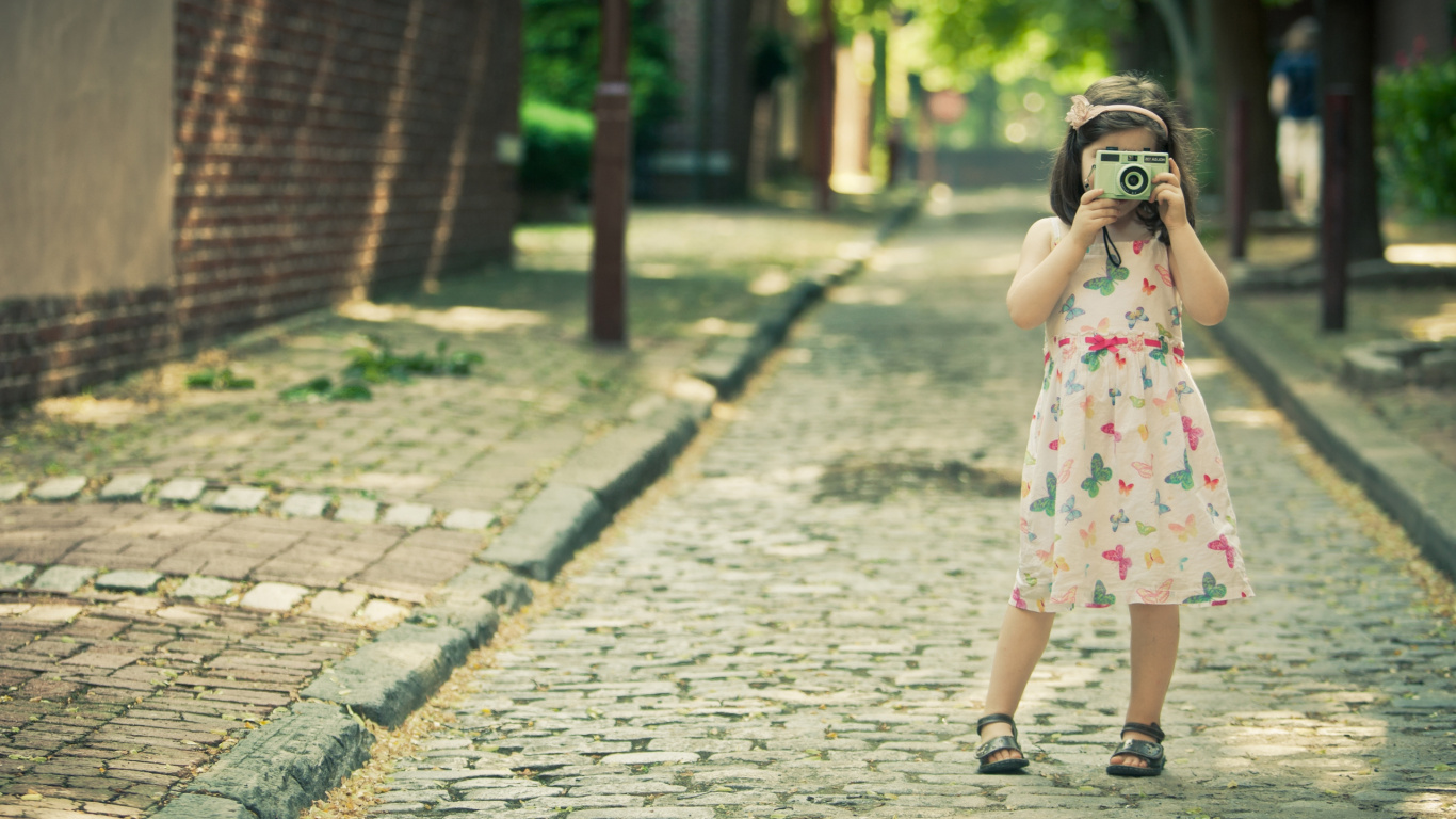 Обои дерево, солнечный свет, девушка, дорога, одежда в разрешении 1366x768