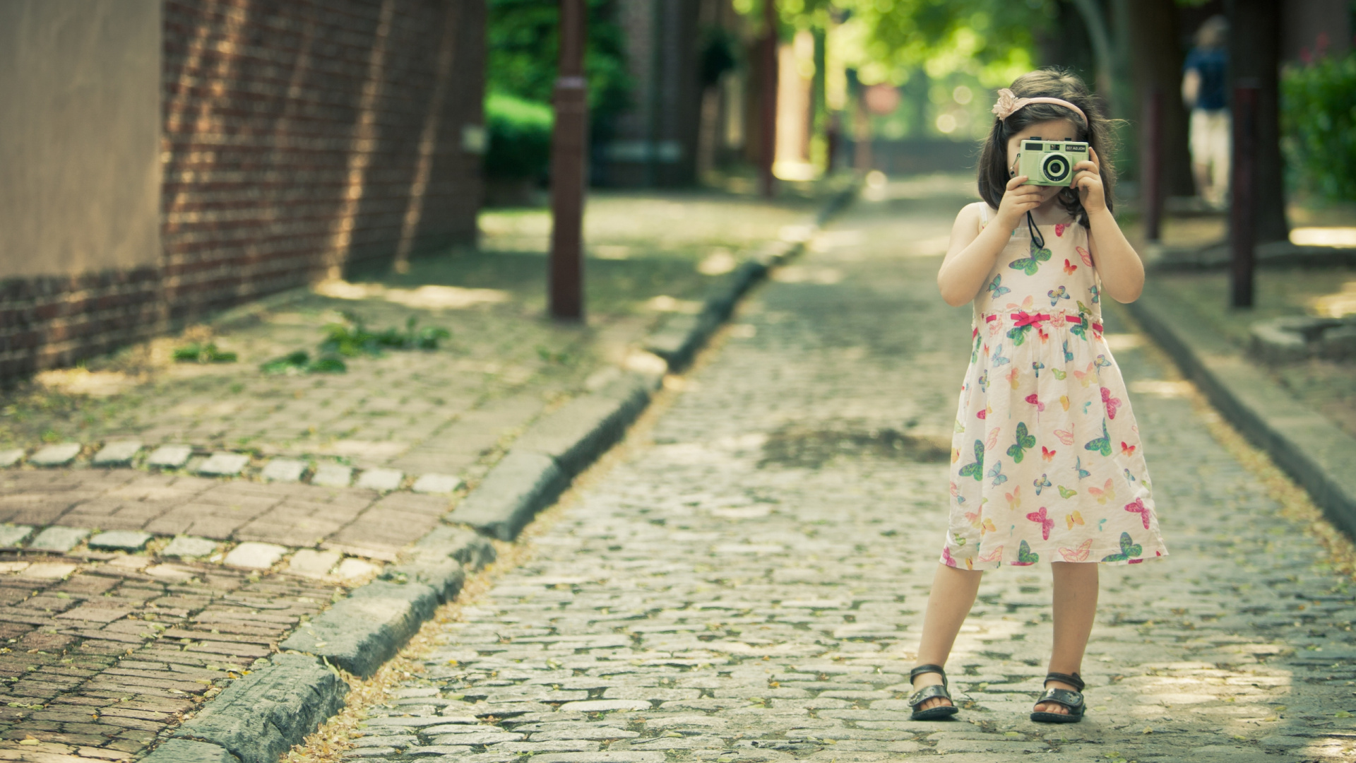 Обои дерево, солнечный свет, девушка, дорога, одежда в разрешении 1920x1080