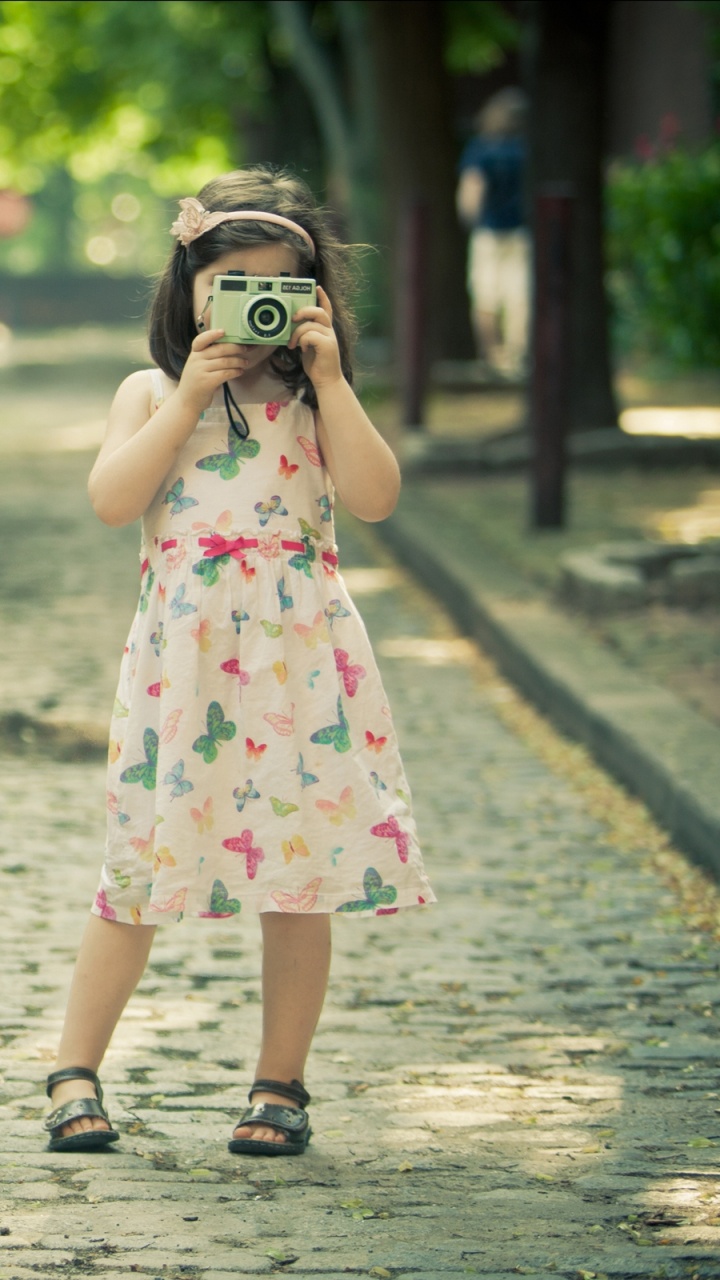 Обои дерево, солнечный свет, девушка, дорога, одежда в разрешении 720x1280