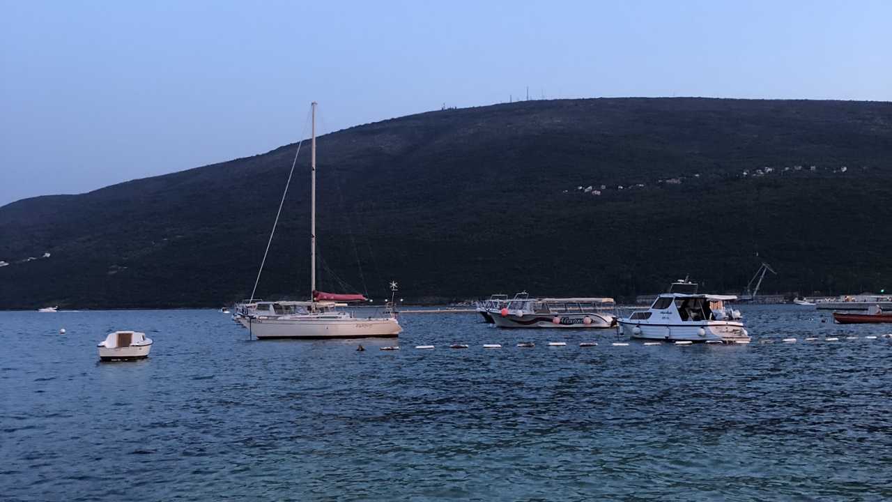 Обои море, судно, лодка, побережье, мачта в разрешении 1280x720