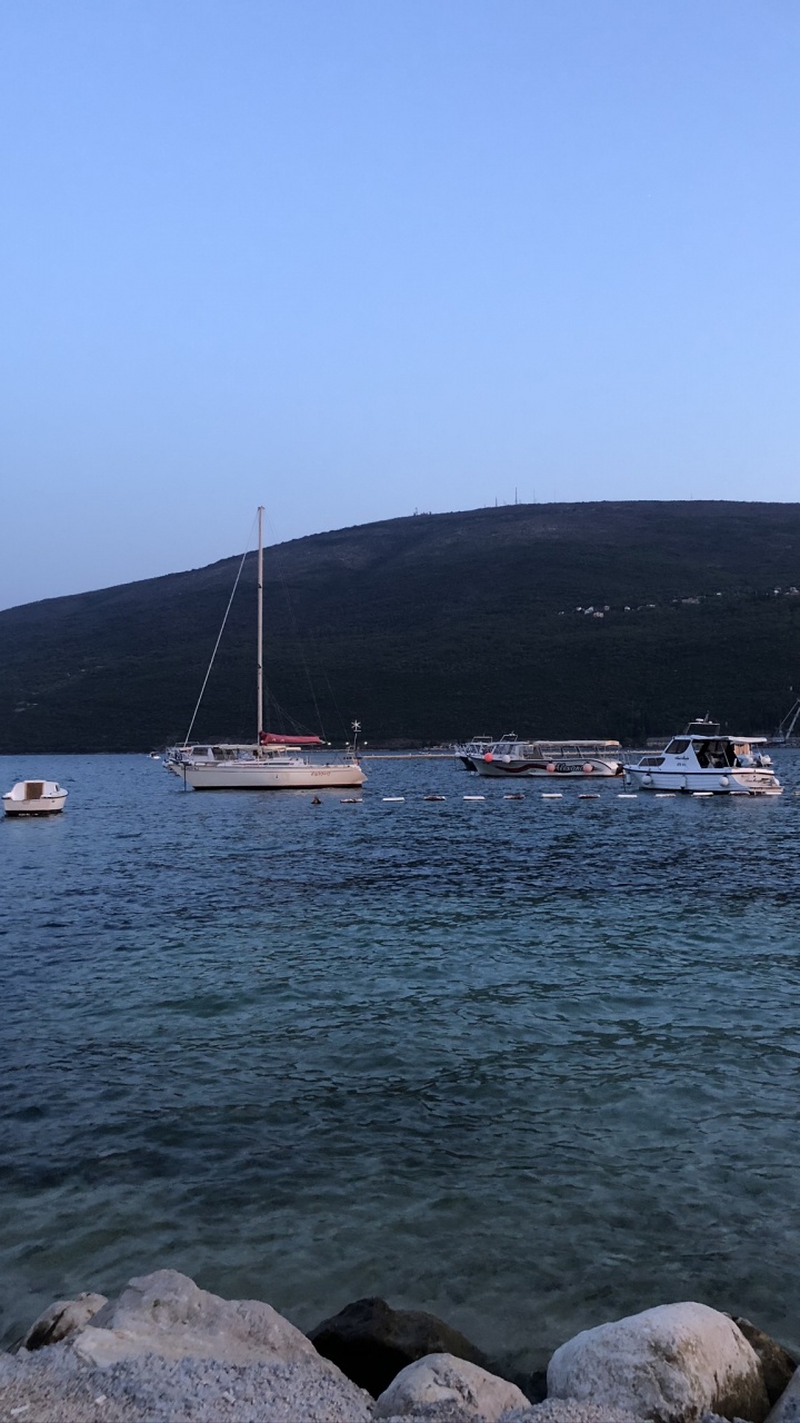 Обои море, судно, лодка, побережье, мачта в разрешении 720x1280